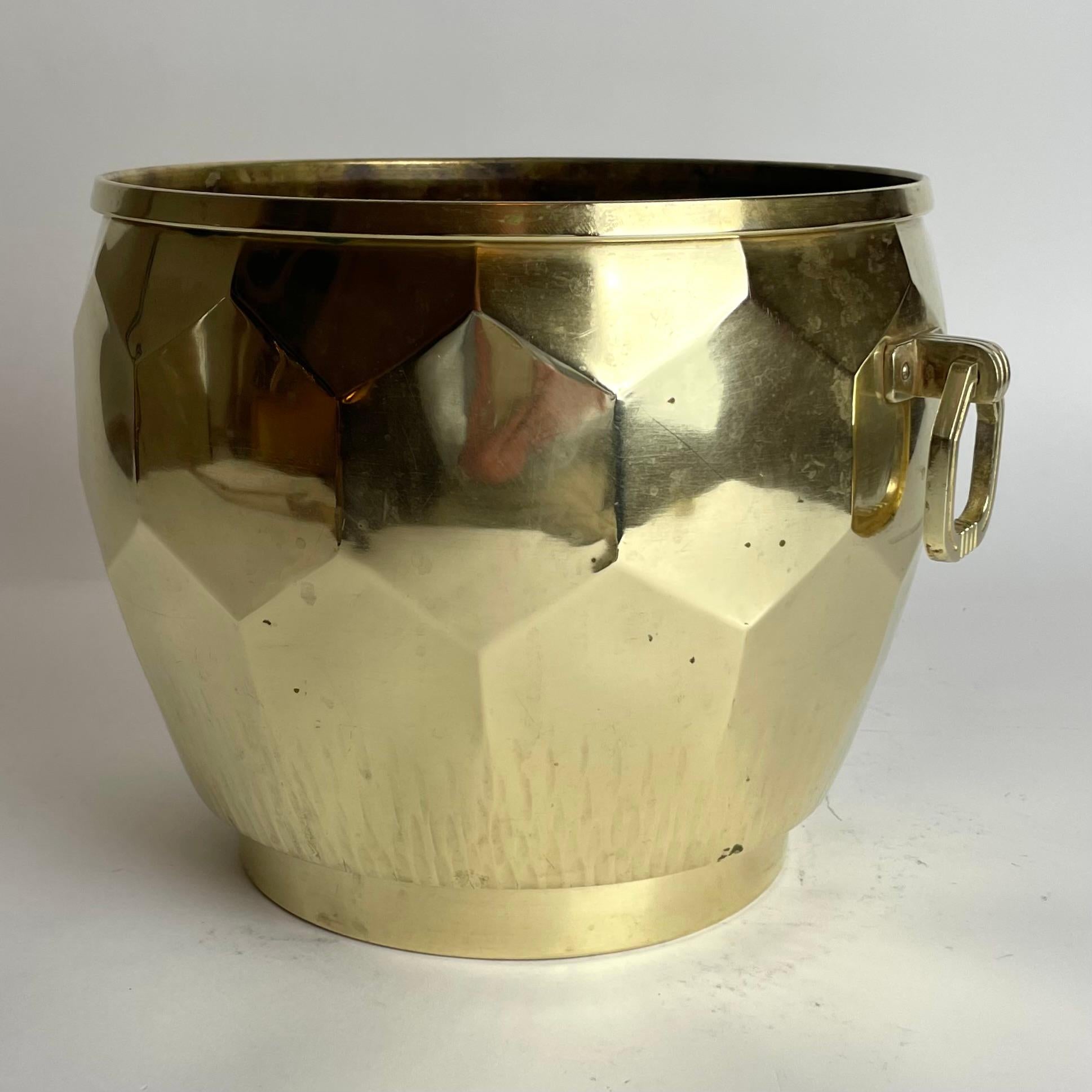 Elegante Cachepot de latón con decoración hexagonal. Art Déco, de los años 20 Art Decó en venta