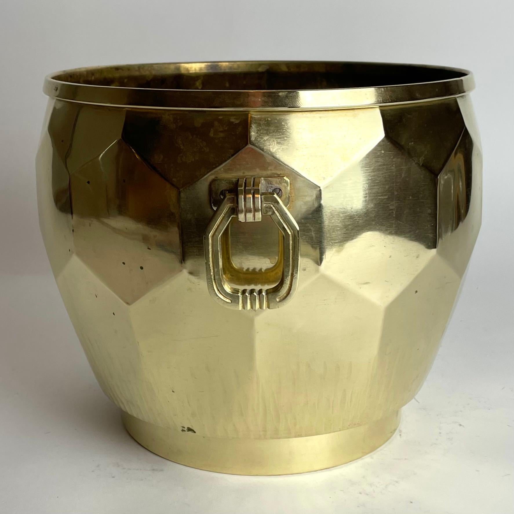 Elegante Cachepot de latón con decoración hexagonal. Art Déco, de los años 20 Europeo en venta