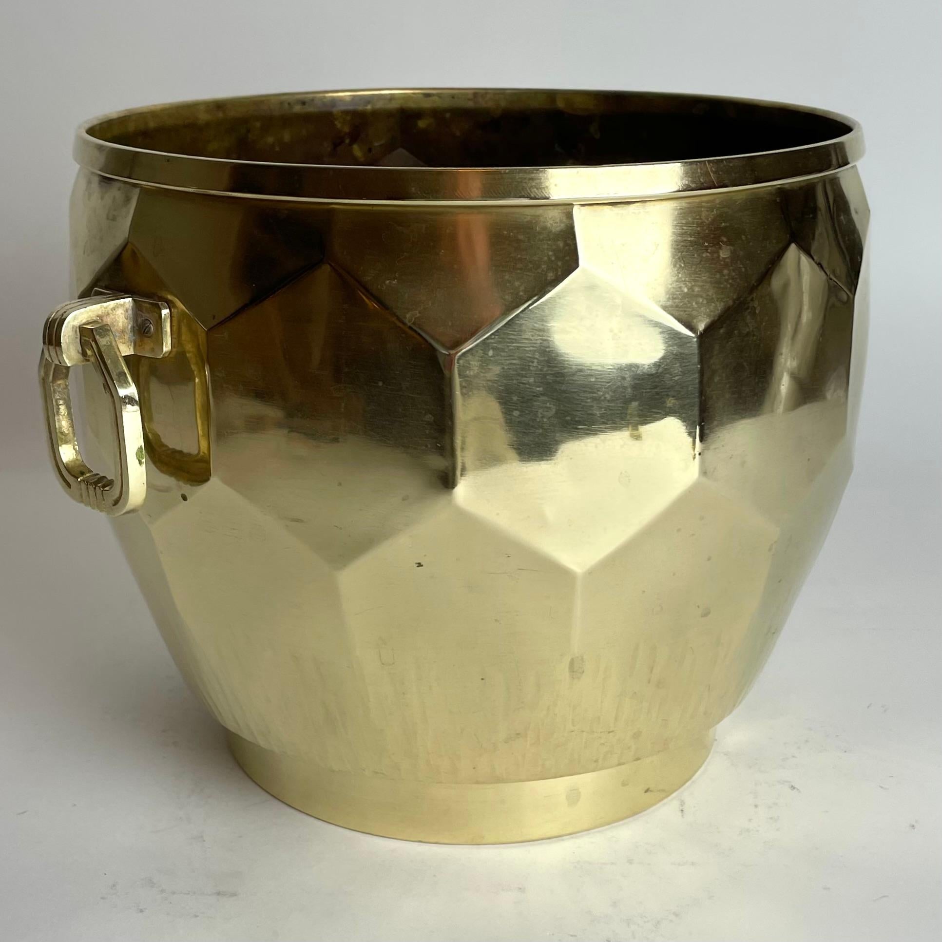 Elegante Cachepot de latón con decoración hexagonal. Art Déco, de los años 20 en Bueno estado para la venta en Knivsta, SE