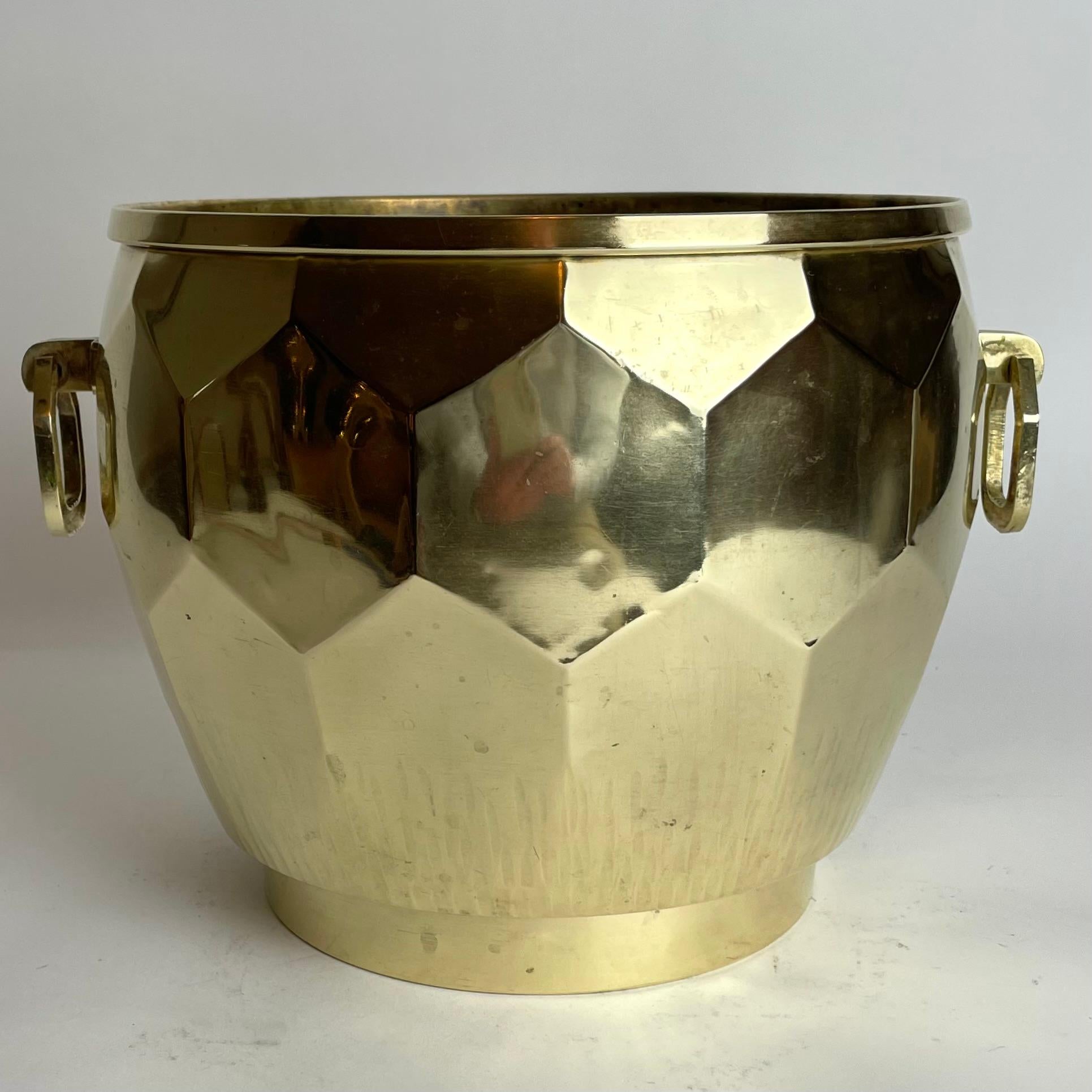 Elegante Cachepot de latón con decoración hexagonal. Art Déco, de los años 20 principios del siglo XX en venta