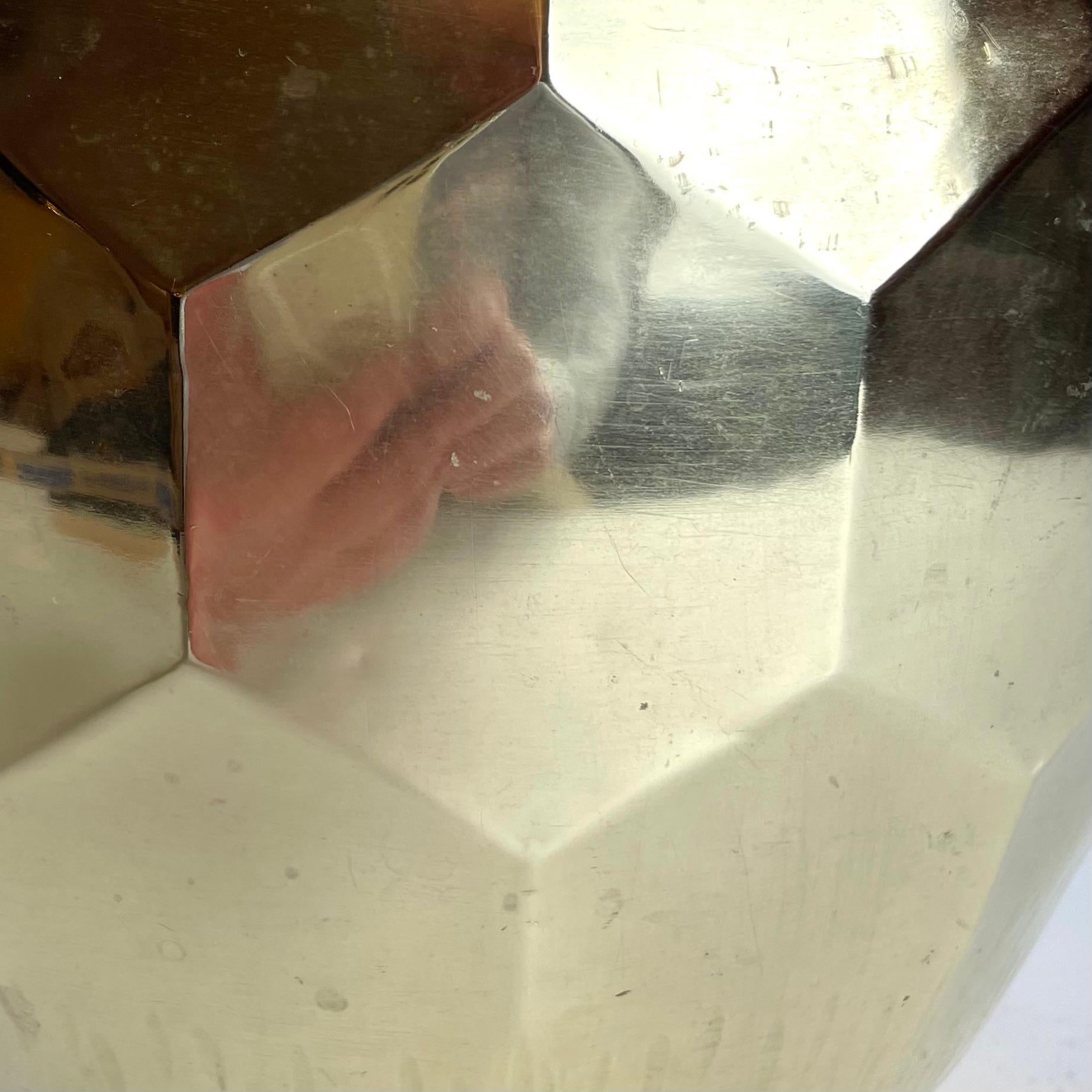 Elegante Cachepot de latón con decoración hexagonal. Art Déco, de los años 20 Latón en venta
