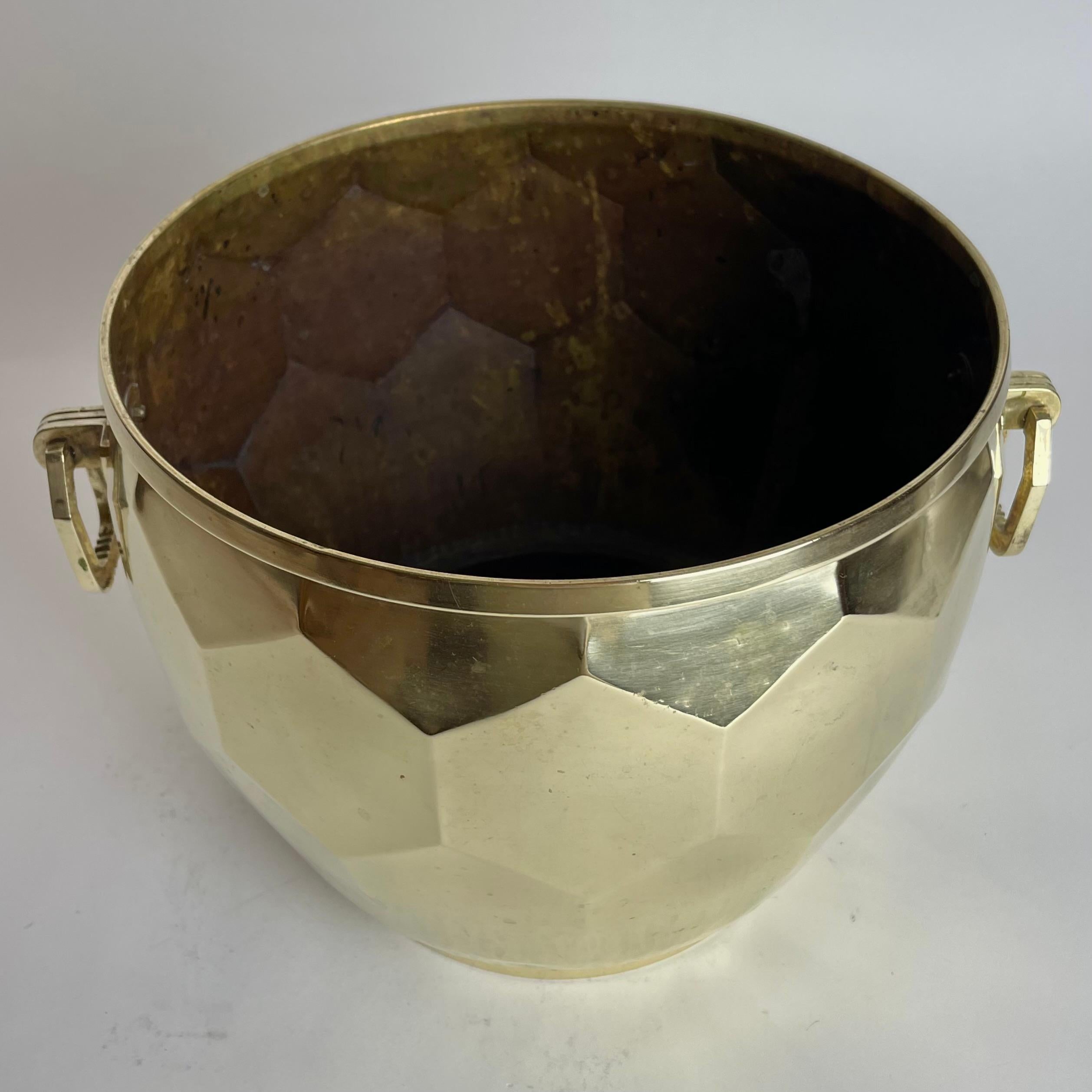 Elegante Cachepot de latón con decoración hexagonal. Art Déco, de los años 20 en venta 2
