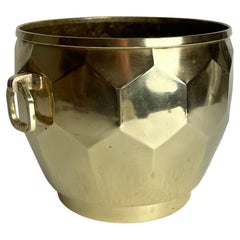 Elegante Cachepot de latón con decoración hexagonal. Art Déco, de los años 20