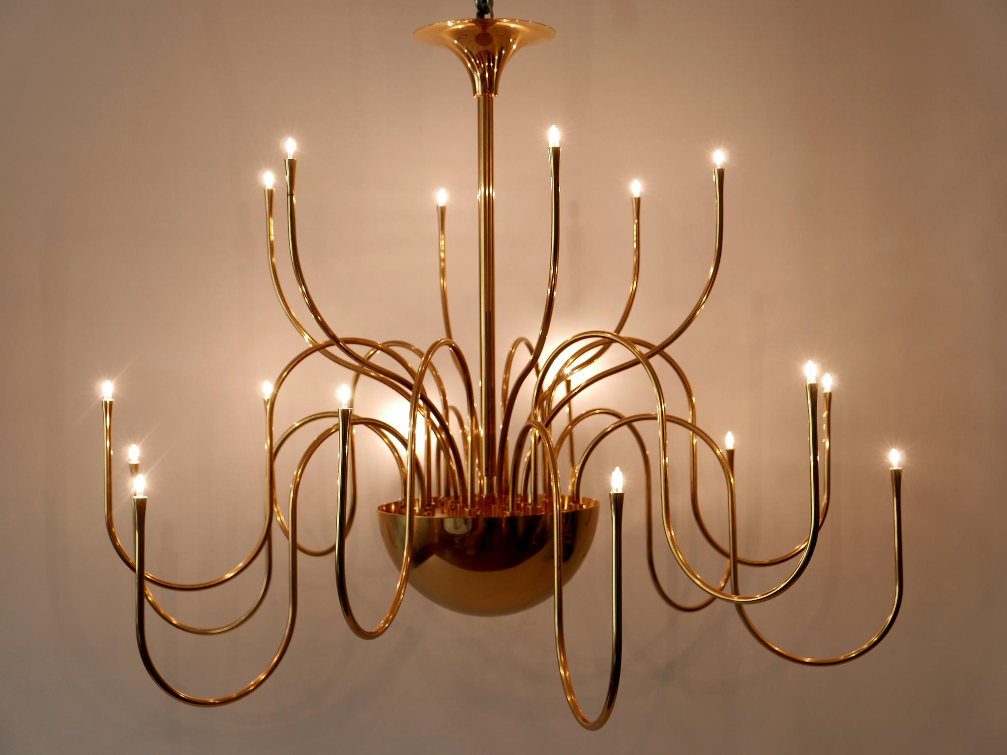 Elegante lampadario o lampada a sospensione in ottone a 18 braccia 'Mesa 18'. Con bracci a innesto. Disegnato e prodotto da Florian Schulz, Germania, anni '1990.

Realizzata in lamiera e tubi di ottone lucido, la lampada è dotata di 18