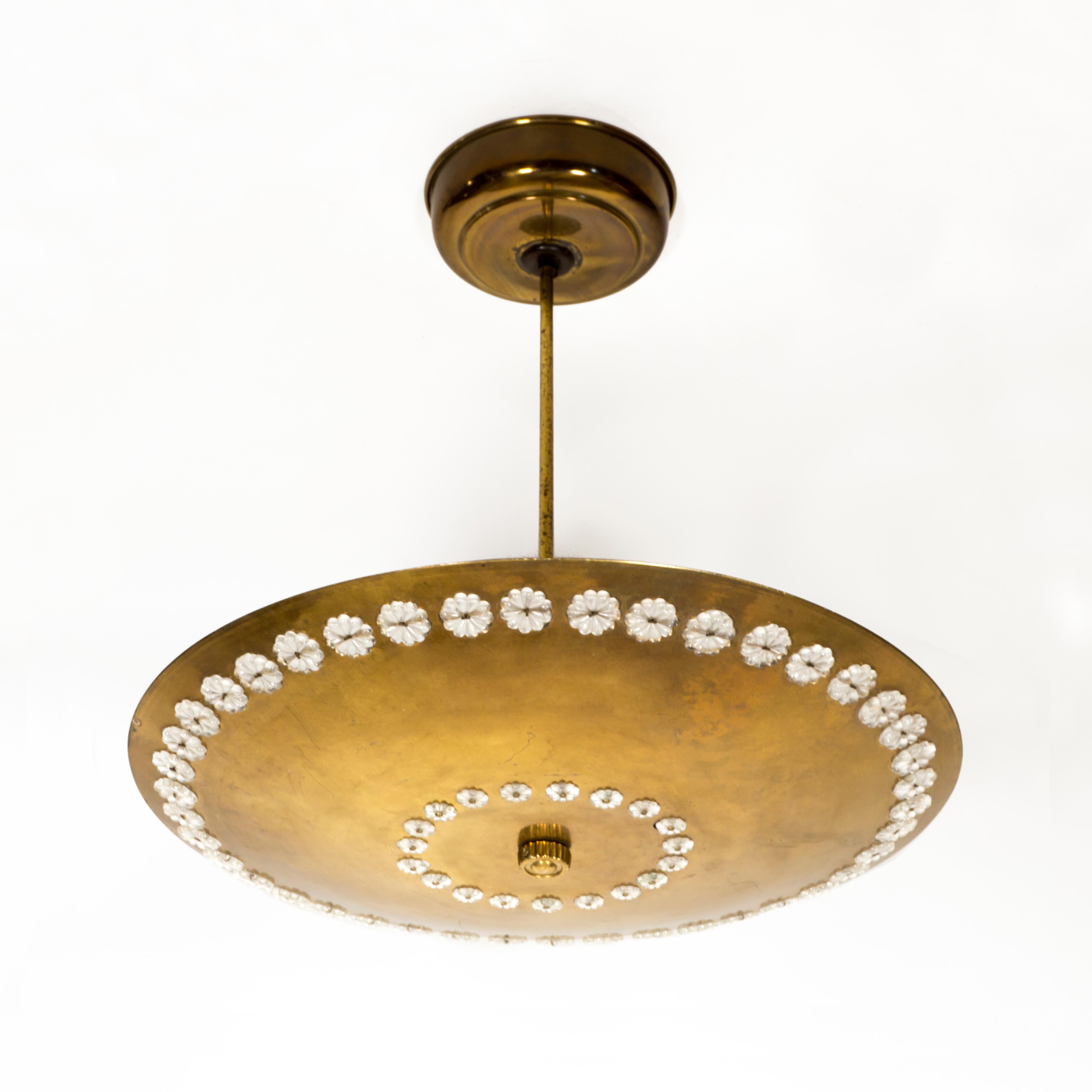 Außergewöhnlicher und sehr dekorativer floraler Mid Century Modern-Kronleuchter aus Messing von Emil Stejnar für Rupert Nikoll aus den 1950er Jahren.
Die Messingschale ist aus massivem, poliertem Messing gefertigt und hat eine gealterte Oberfläche