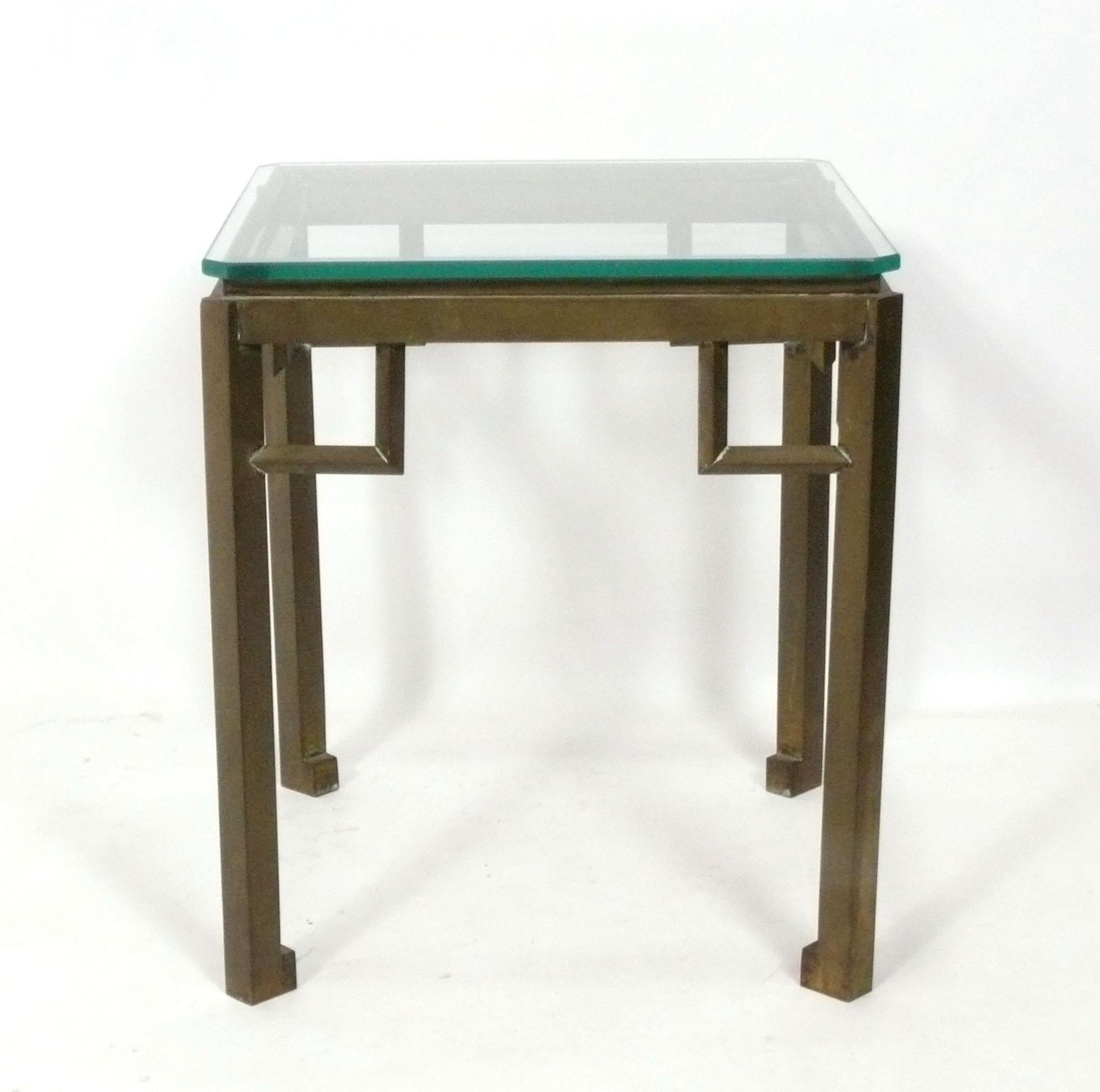 Eleganter Beistelltisch aus Messing in der Art von Marc du Plantier, Frankreich, ca. 1960er Jahre. Das Messing hat seine warme Originalpatina behalten. Er hat eine vielseitige Größe und kann als Beistelltisch oder Nachttisch verwendet werden. Bitte