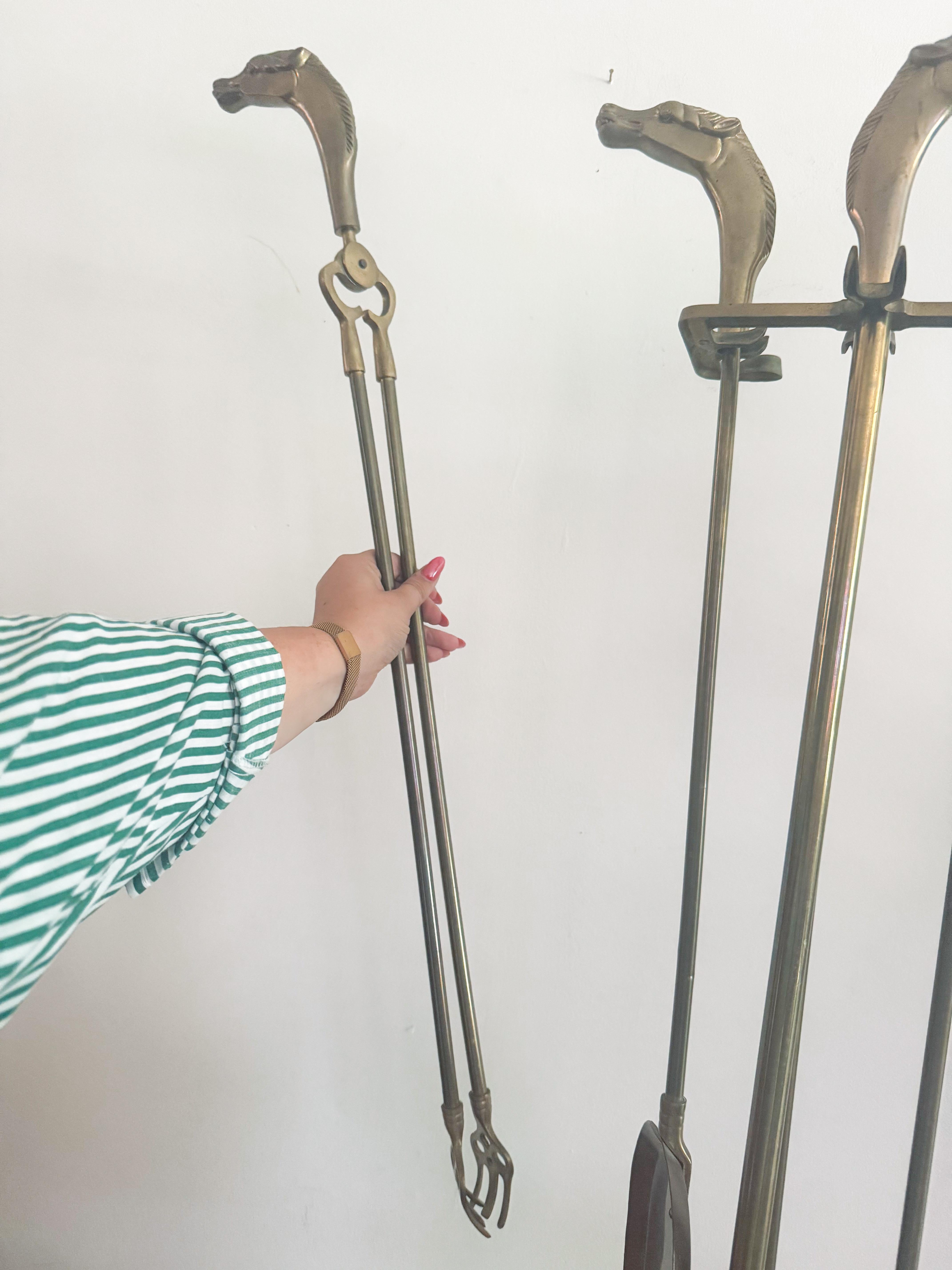 Elegante juego de herramientas de latón con motivo ecuestre para chimenea estilo Maison Jansen 1950 en venta 4