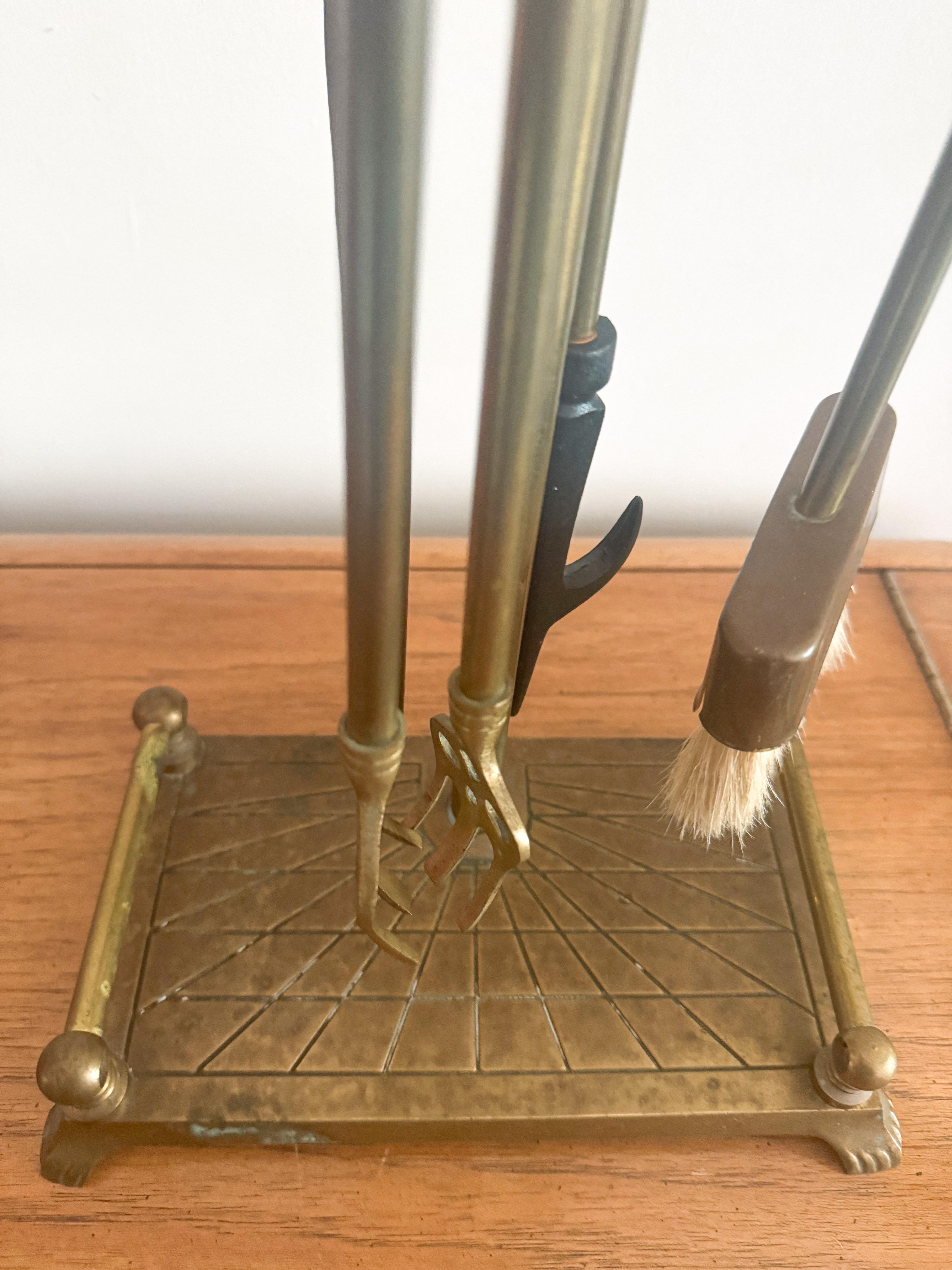 Elegante juego de herramientas de latón con motivo ecuestre para chimenea estilo Maison Jansen 1950 en Bueno estado para la venta en Toronto, CA