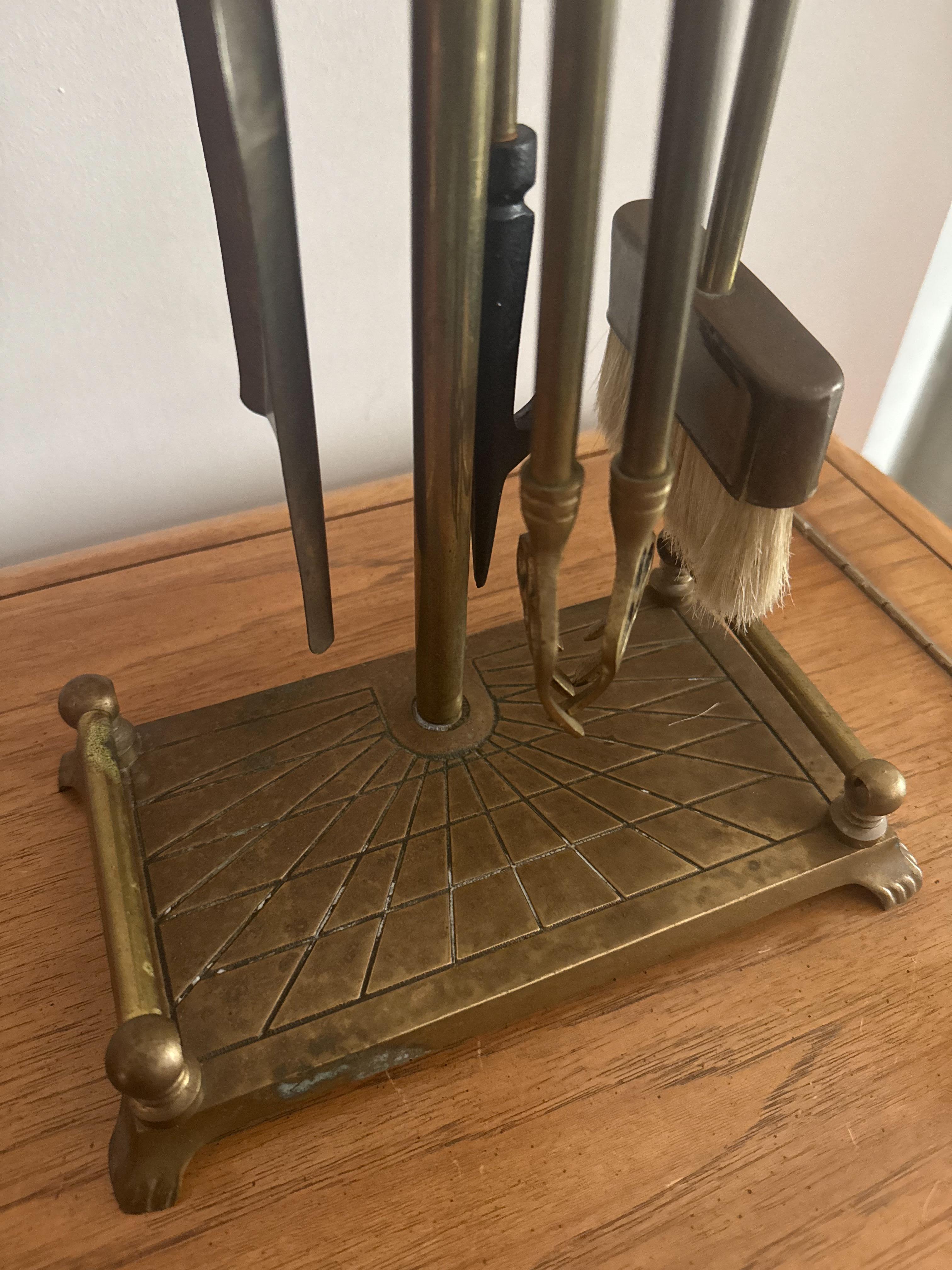 Elegante juego de herramientas de latón con motivo ecuestre para chimenea estilo Maison Jansen 1950 siglo XX en venta