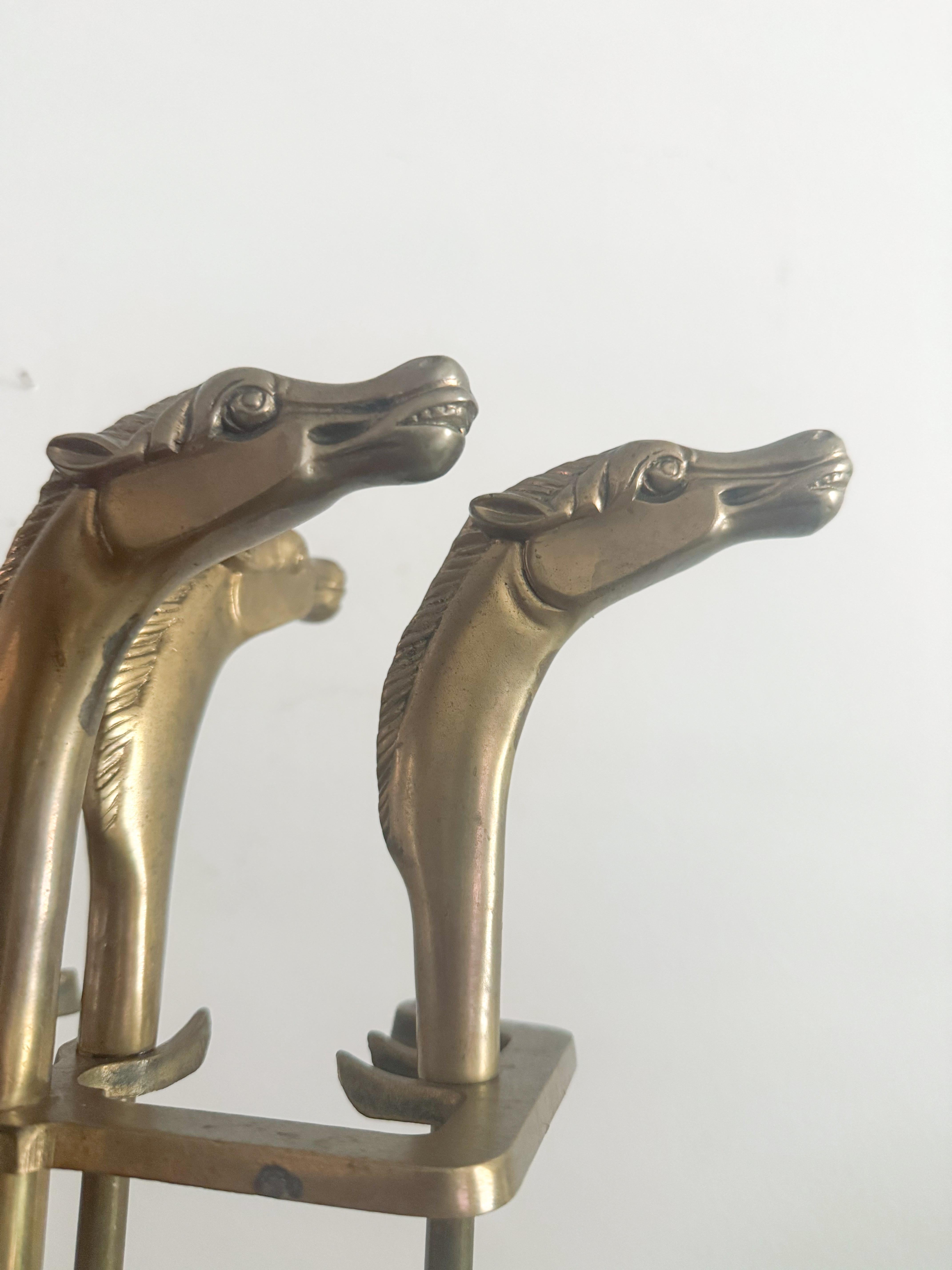 Elegante juego de herramientas de latón con motivo ecuestre para chimenea estilo Maison Jansen 1950 en venta 2