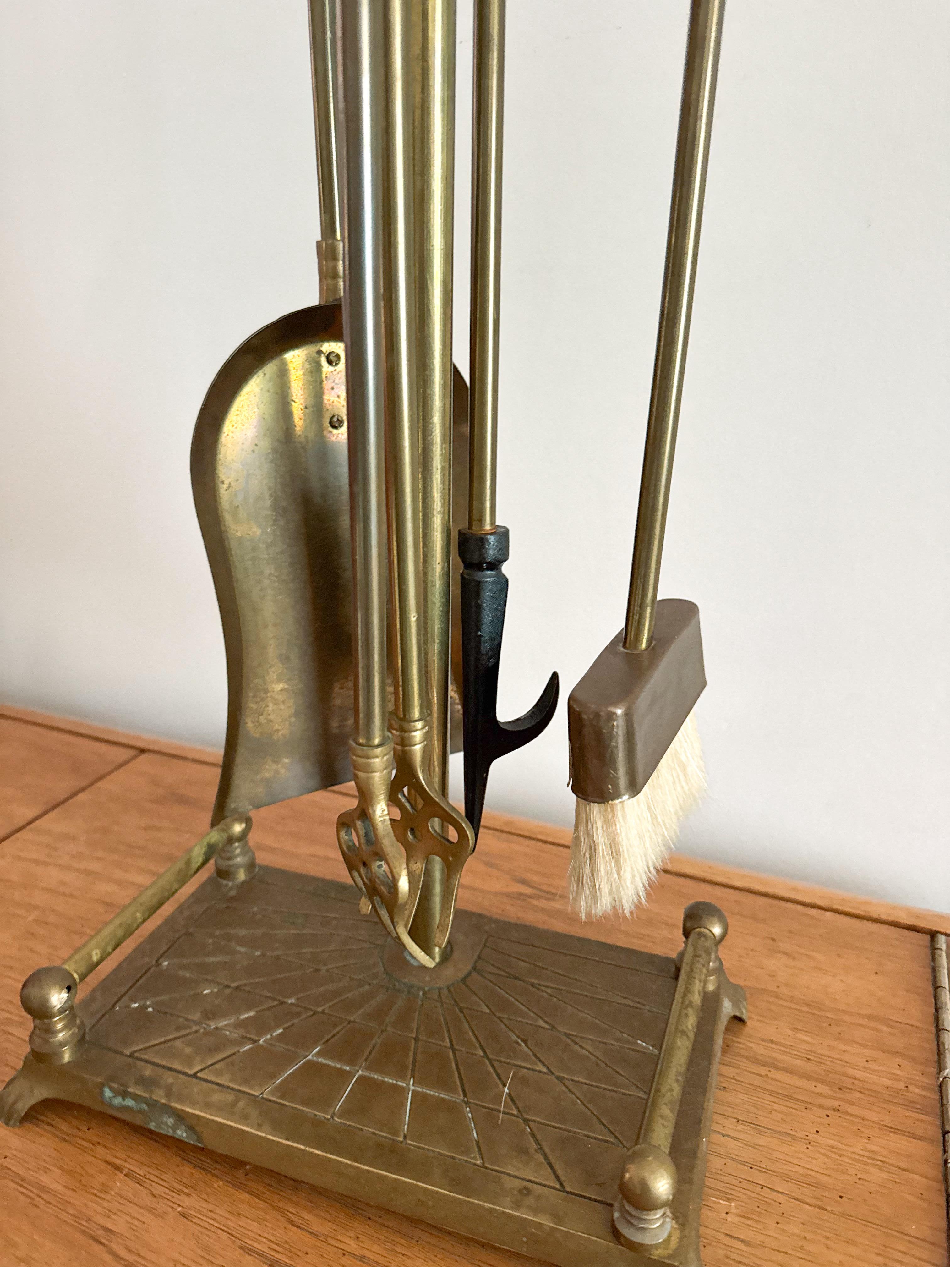 Elegante juego de herramientas de latón con motivo ecuestre para chimenea estilo Maison Jansen 1950 en venta 3