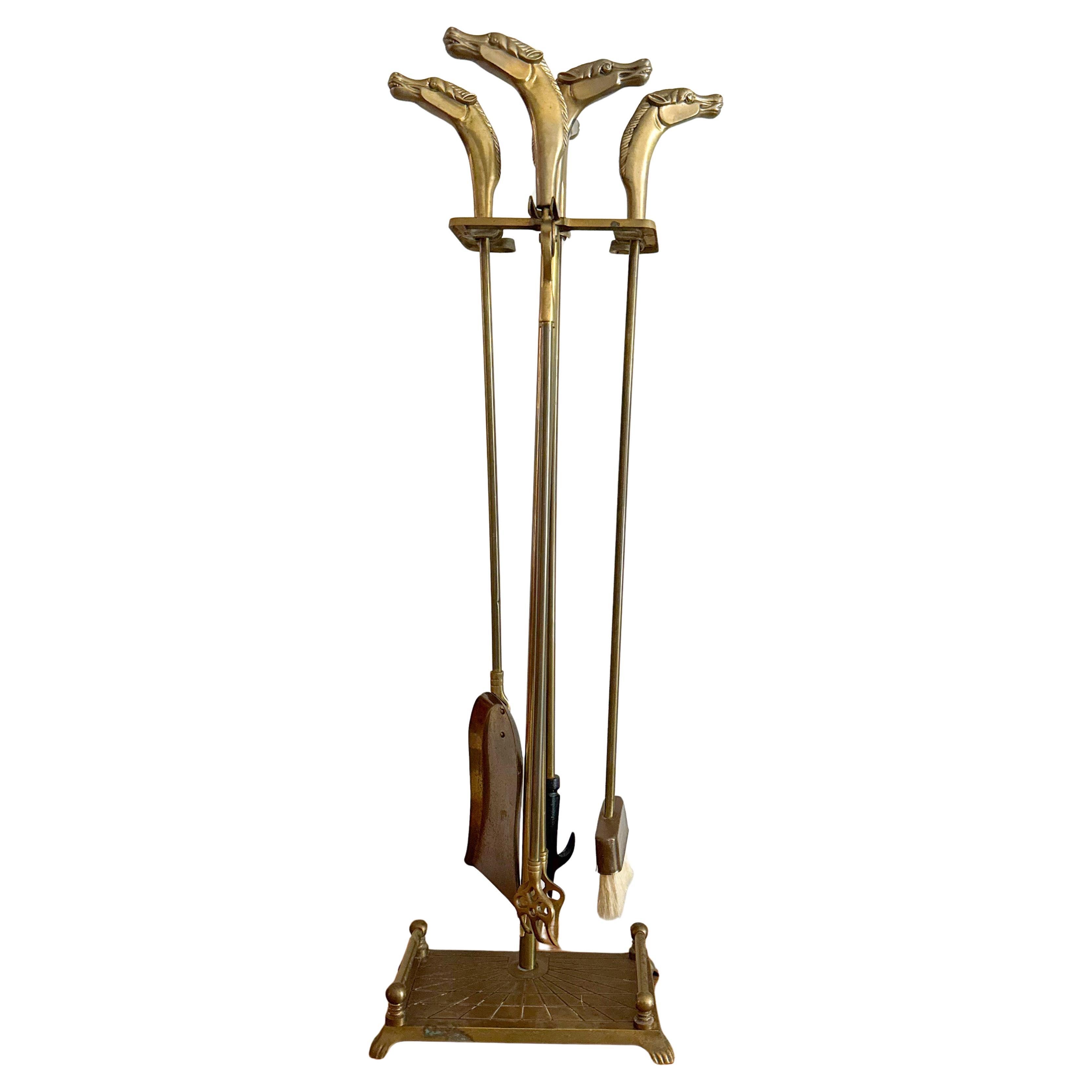 Elegante juego de herramientas de latón con motivo ecuestre para chimenea estilo Maison Jansen 1950 en venta