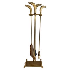 Elegante juego de herramientas de latón con motivo ecuestre para chimenea estilo Maison Jansen 1950