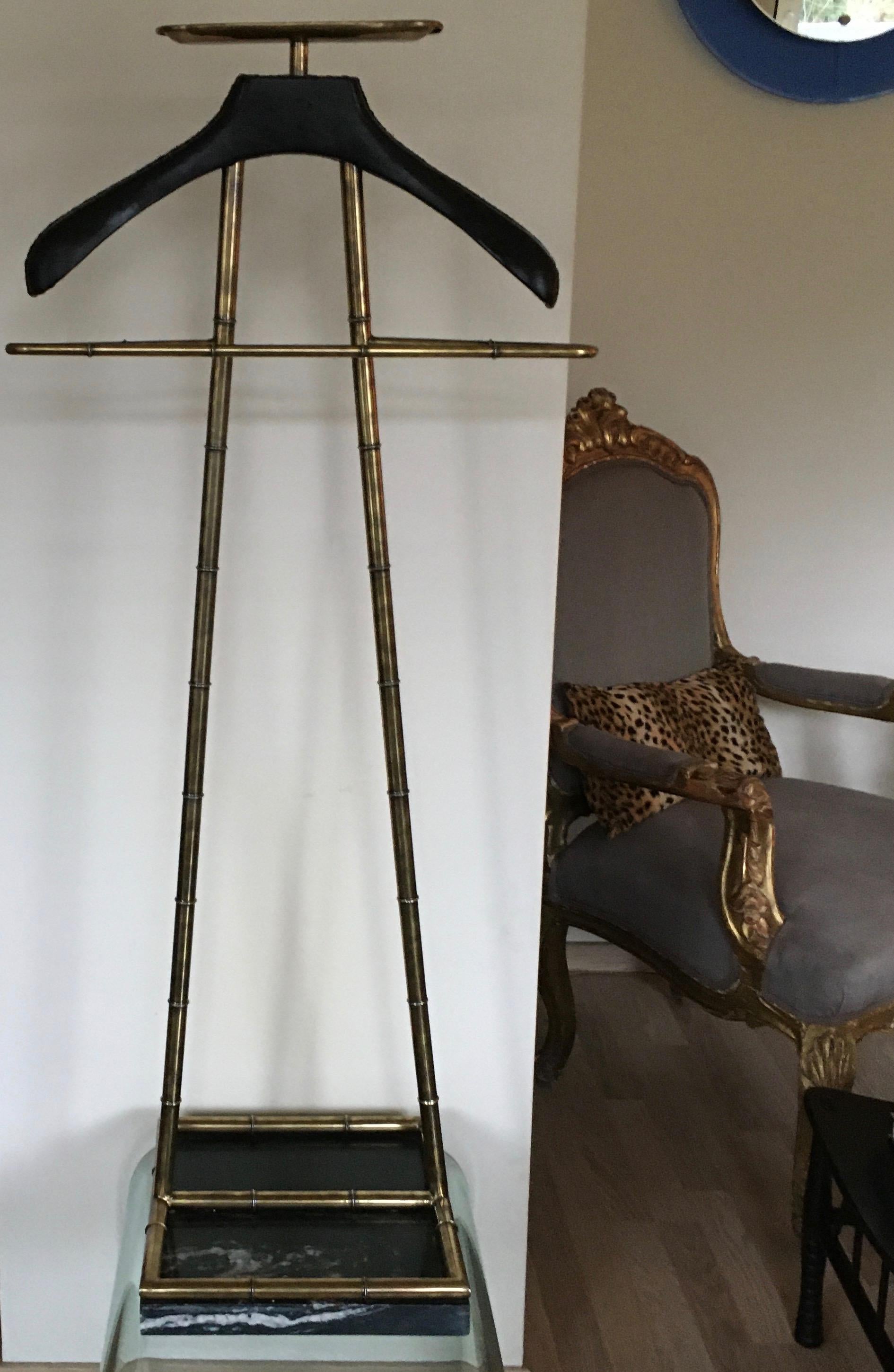 Faux bambou brass valet stand with a cufflinks tray and a leather-wrapped coat hanger.
Thick Italian marble base.
Italy, 1970.