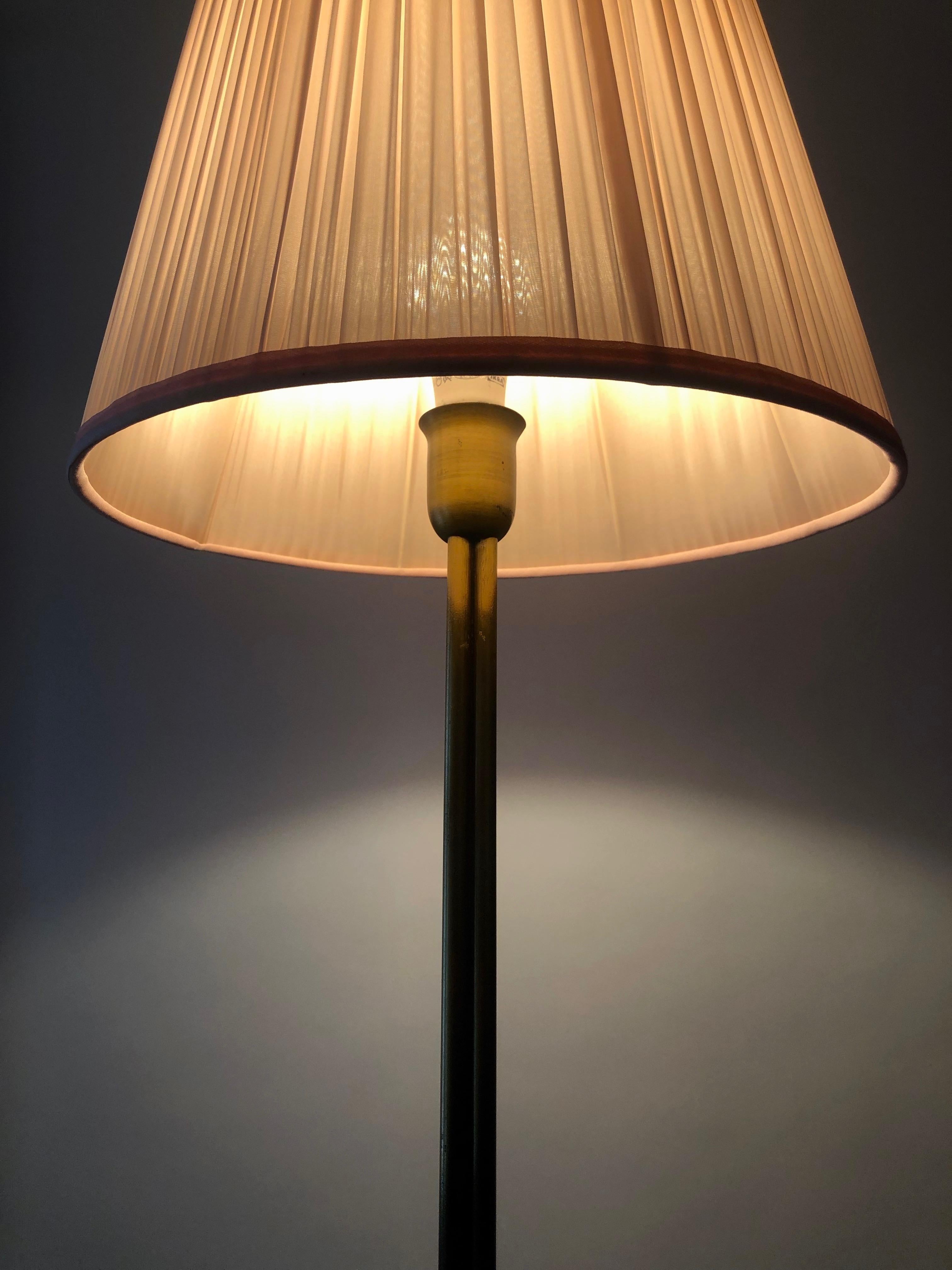 Lampadaire élégant en laiton des années 1950, Autriche en vente 6