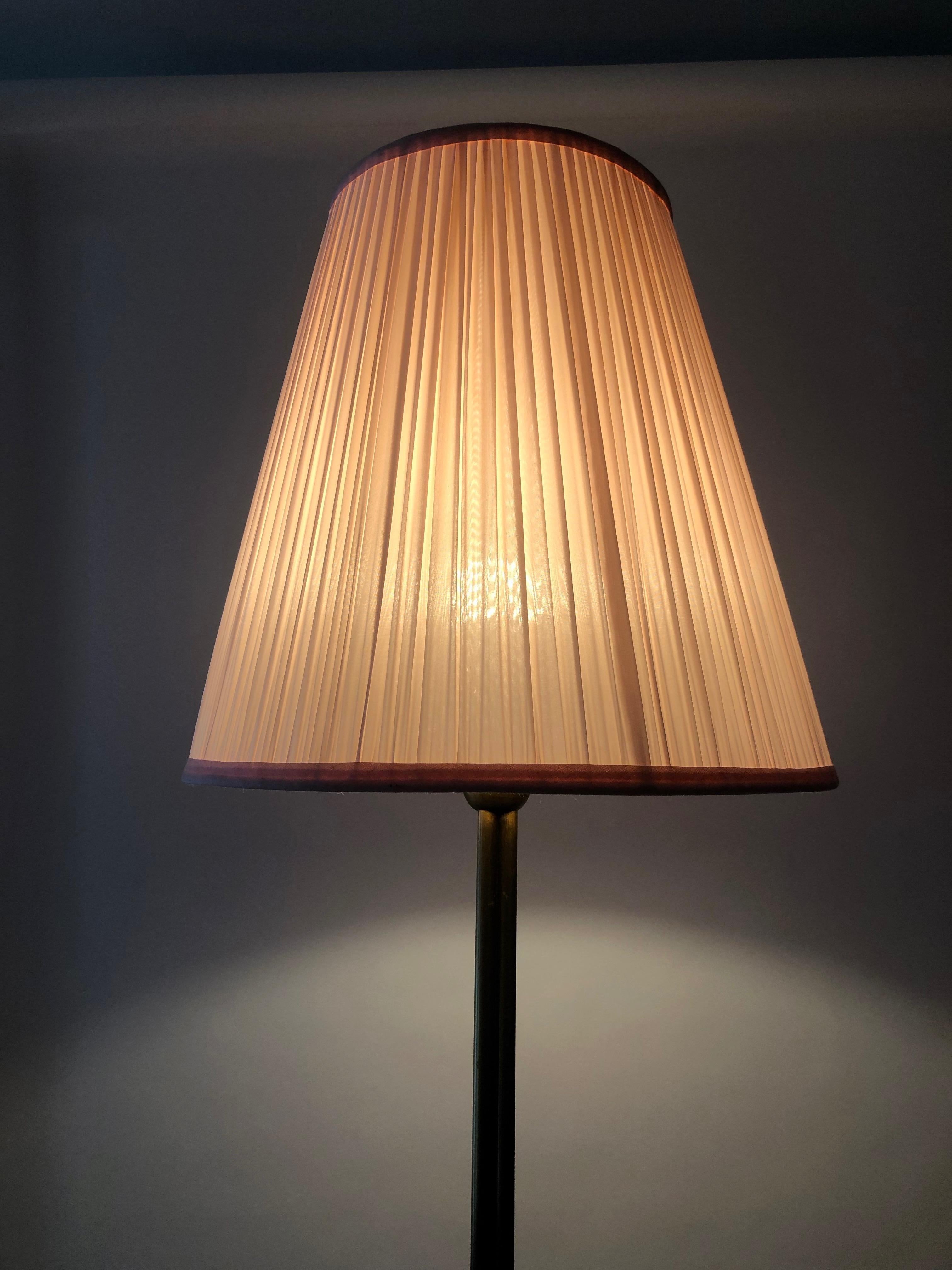 Lampadaire élégant en laiton des années 1950, Autriche en vente 7