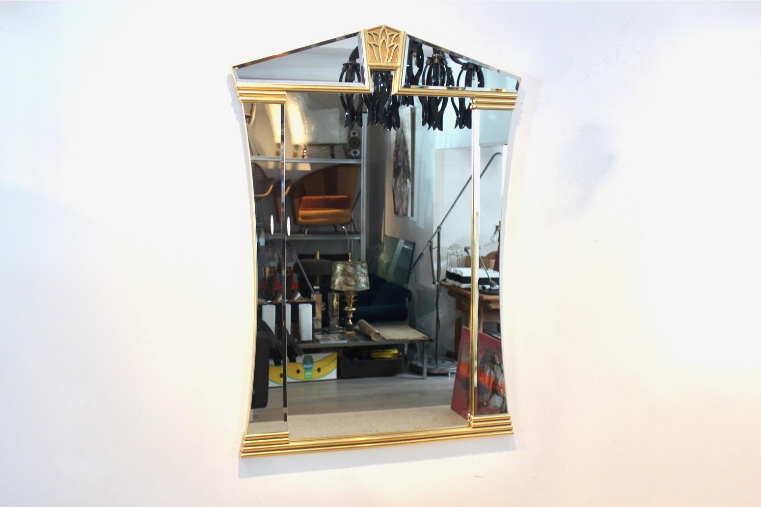 Raffinierter Spiegel aus Messing, entworfen und hergestellt von der belgischen Firma Deknudt.  Der Spiegel ist optisch auffällig mit schönen verspiegelten Paneelen auf allen Seiten und einer einzigartigen dekorativen eingearbeiteten Skulptur von