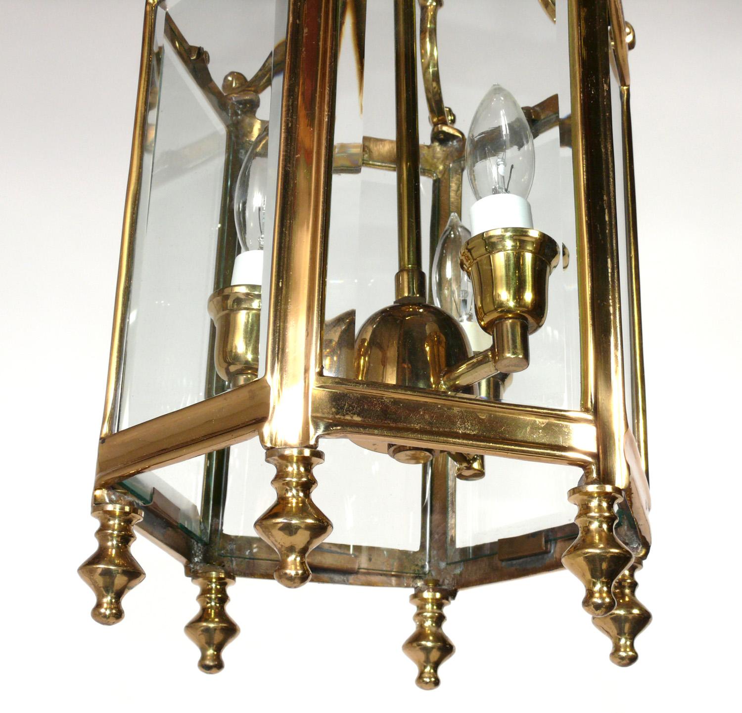 Elegant Brass Lantern In Good Condition In Atlanta, GA