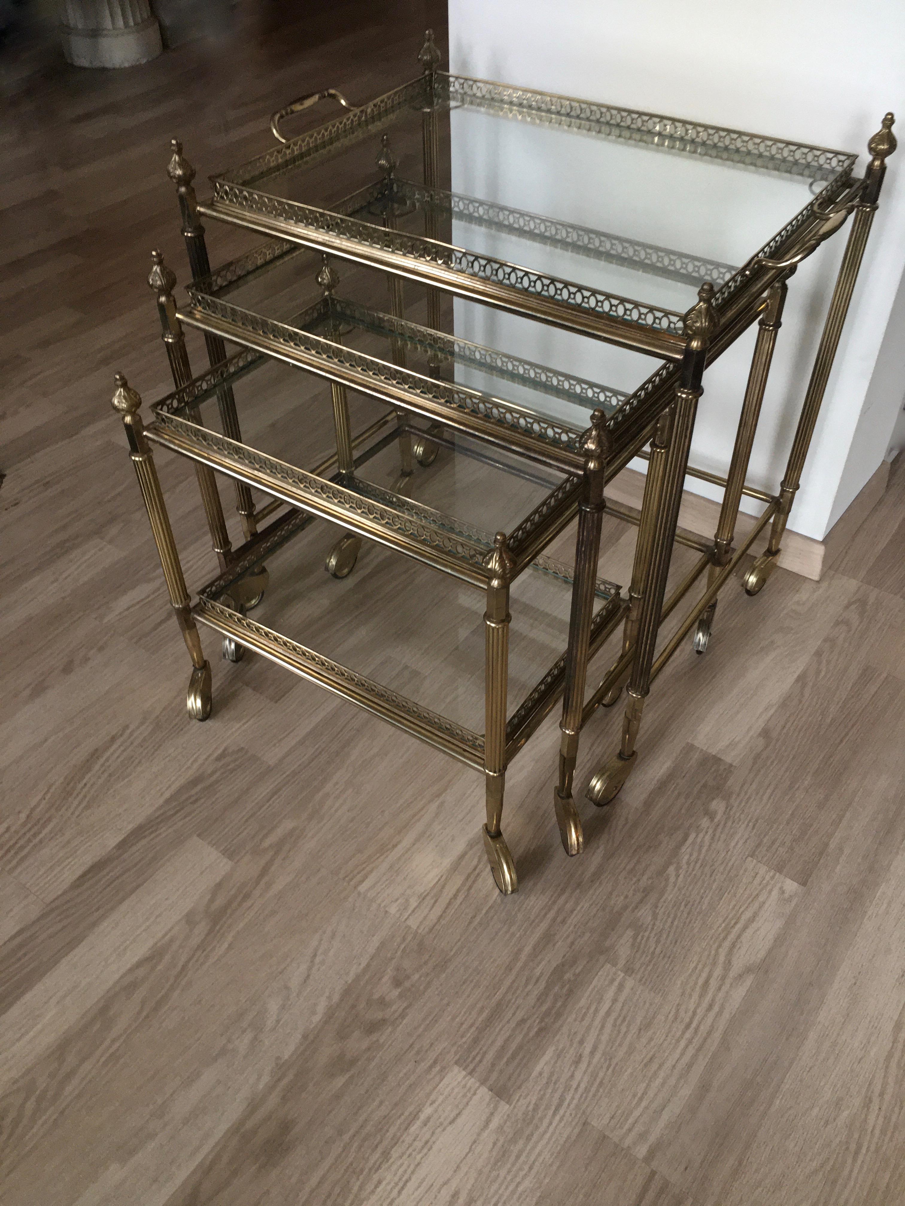 Elegant Brass Nesting Tables with a Serving Tray by Maison Jansen, France, 1965 In Good Condition In Brussels, BE