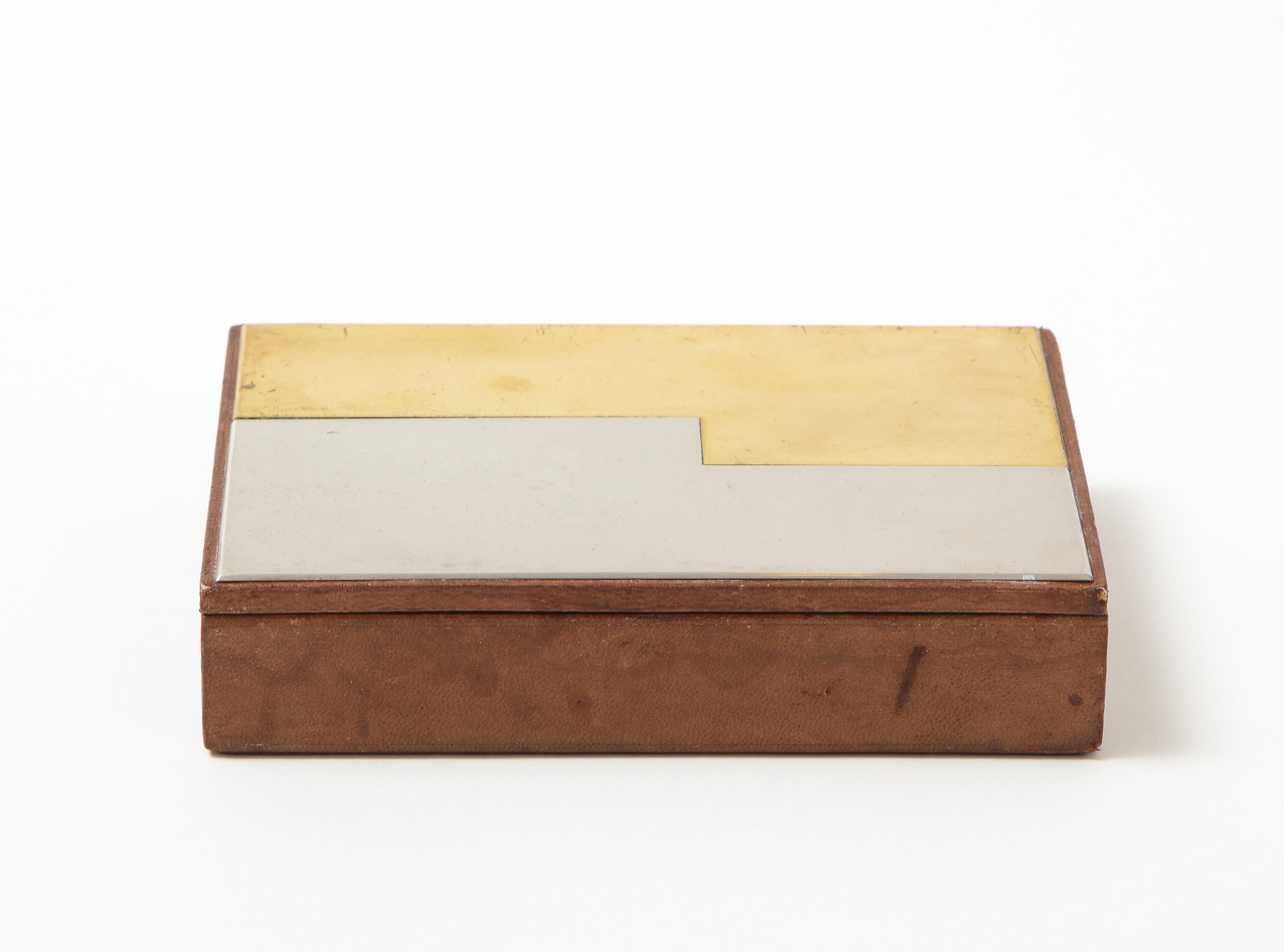 Elegant container
in the style of Lancel
Covered with leather
Brass and stainless steel marqueterie.