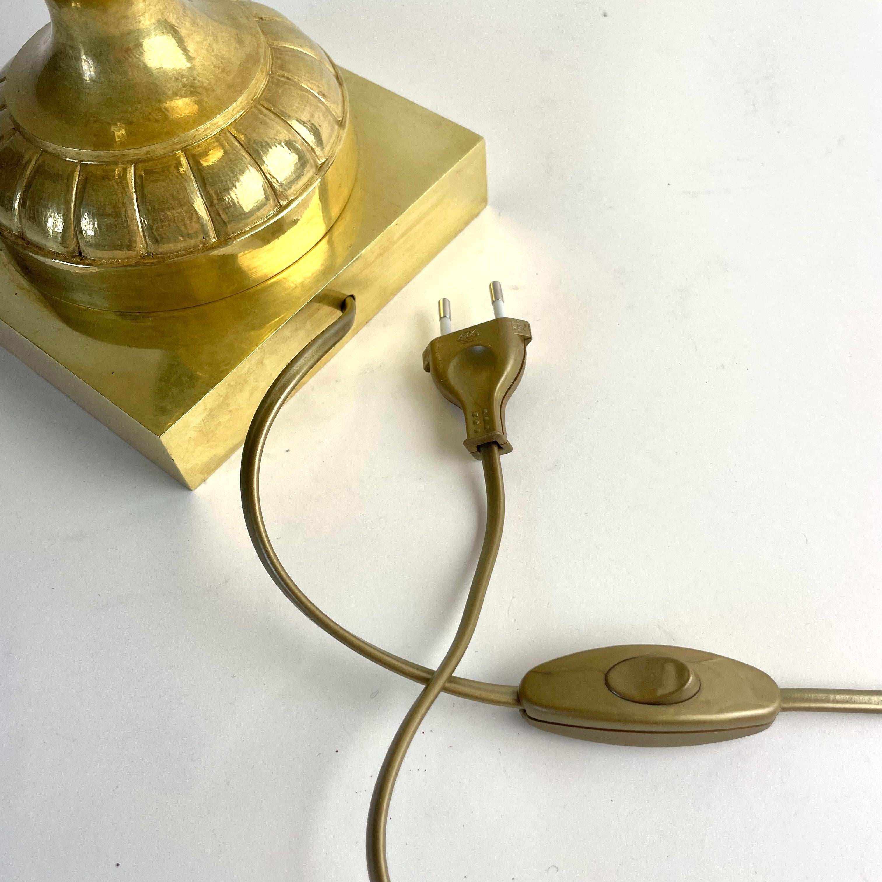 Elegant brass table lamp in the form of an amphora urn, late 19th century For Sale 3