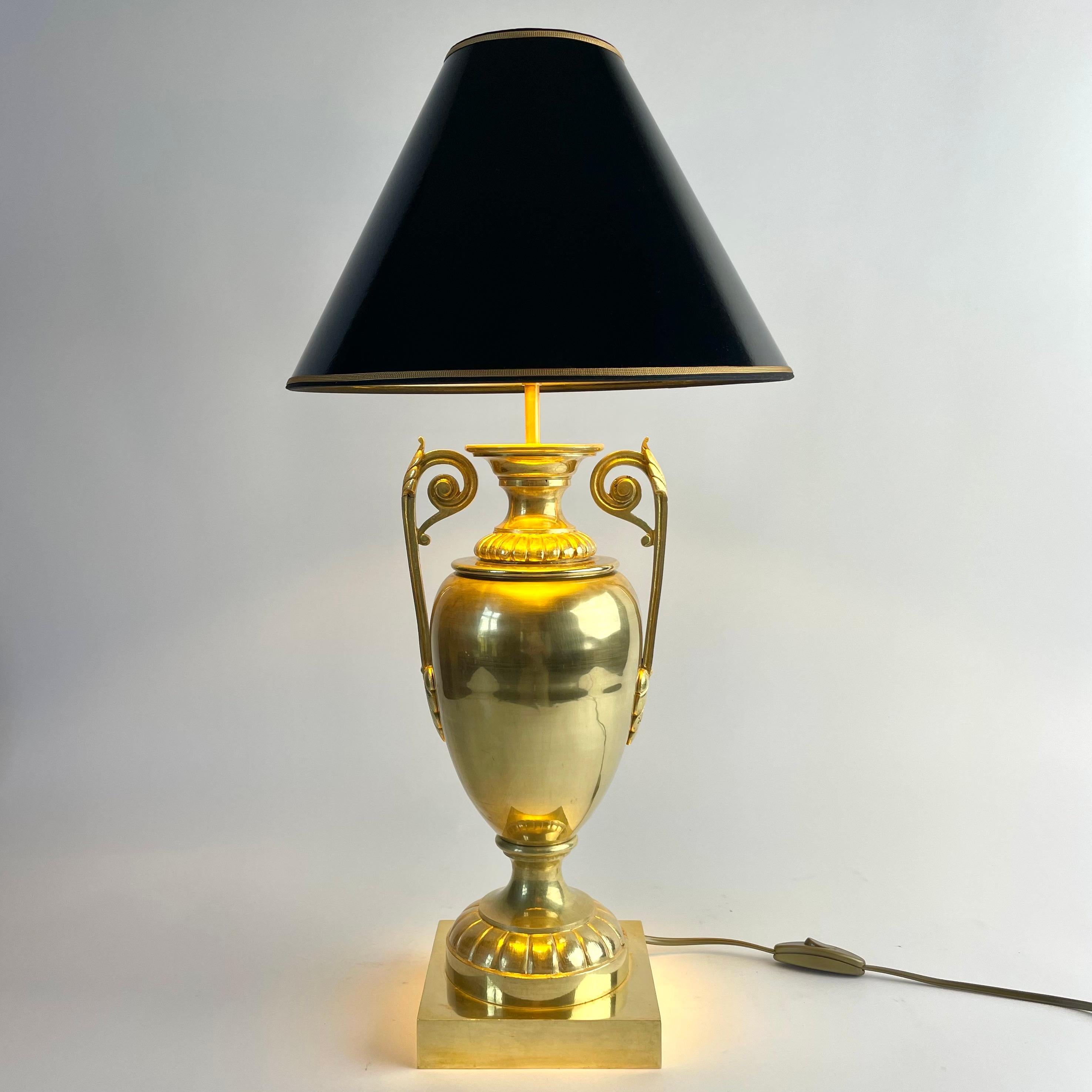 
Elegant brass table lamp in the form of an amphora urn, from the late 19th century

Striking and elegant table lamp in polished brass, shaped as a classical amphora urn with sweeping handles in Empire style. Likely of French origin, from the late
