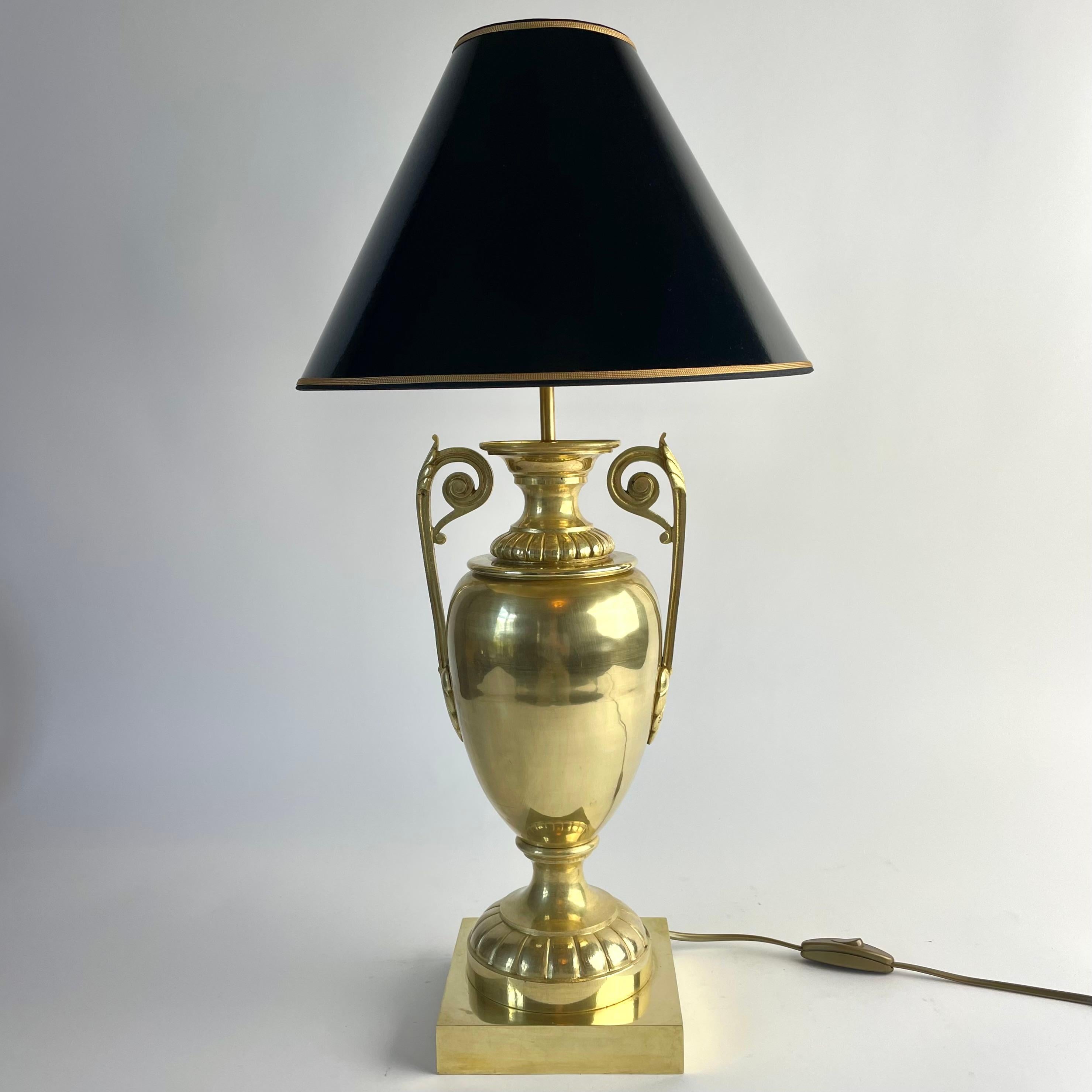 Empire Elegant brass table lamp in the form of an amphora urn, late 19th century For Sale