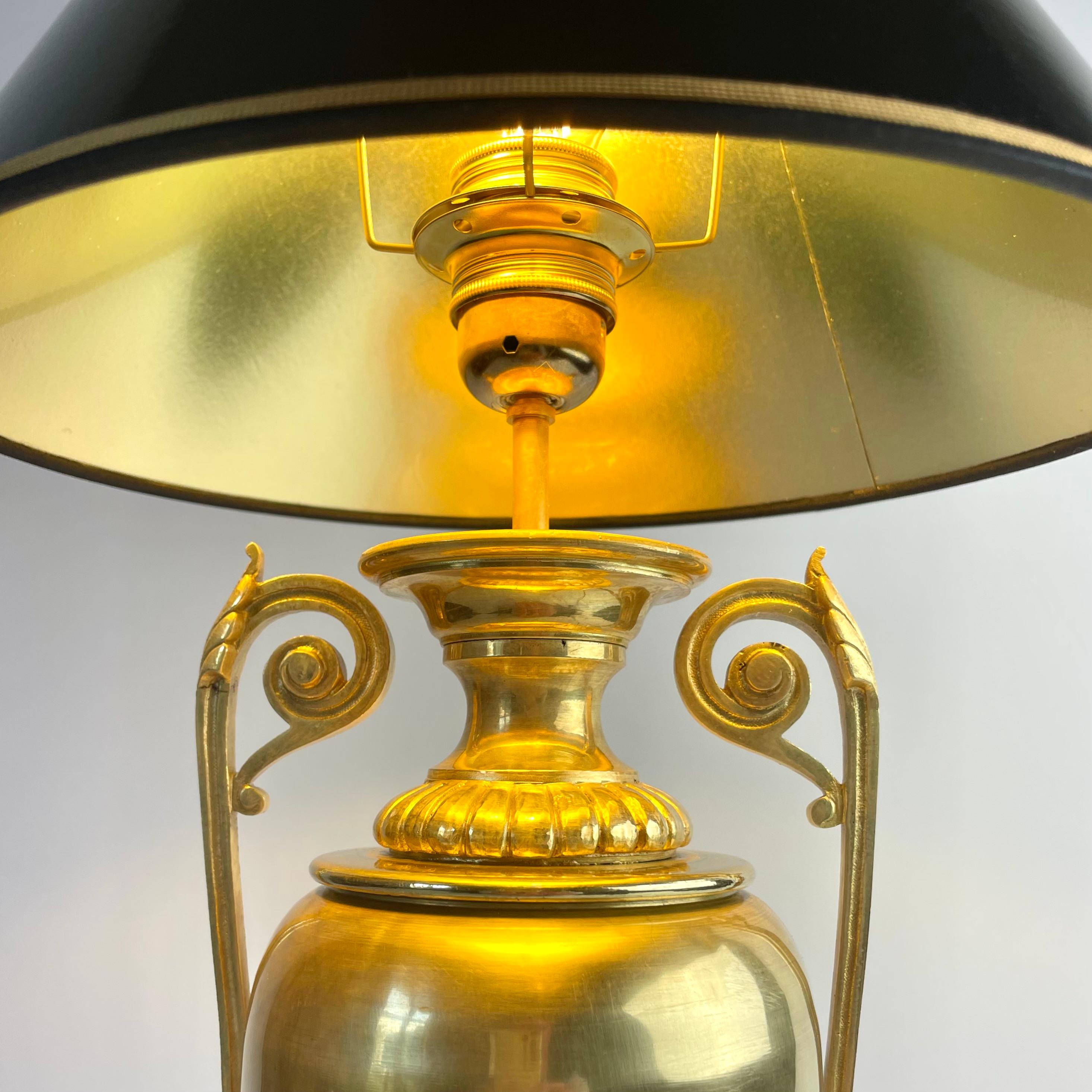 19th Century Elegant brass table lamp in the form of an amphora urn, late 19th century For Sale