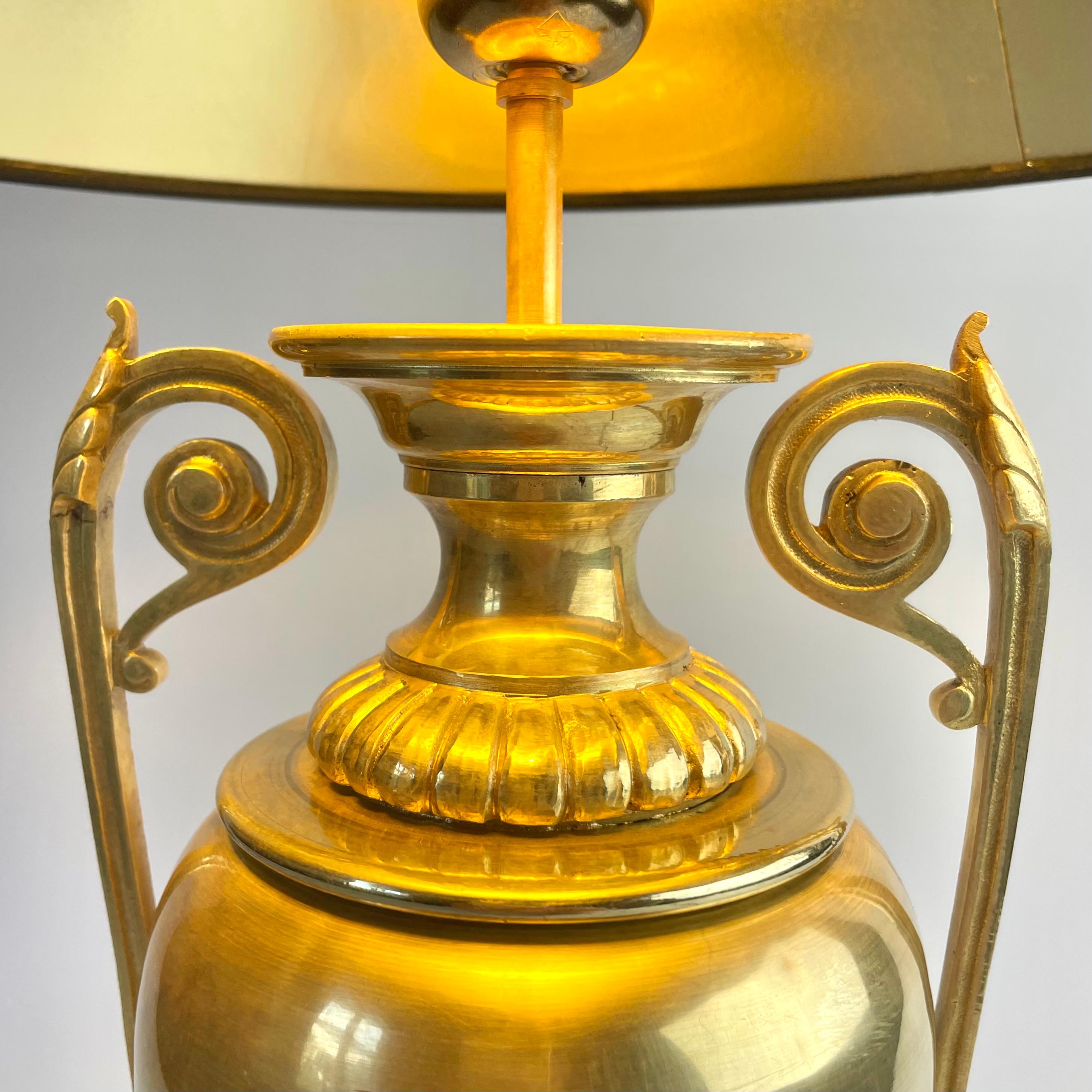 Elegant brass table lamp in the form of an amphora urn, late 19th century For Sale 1
