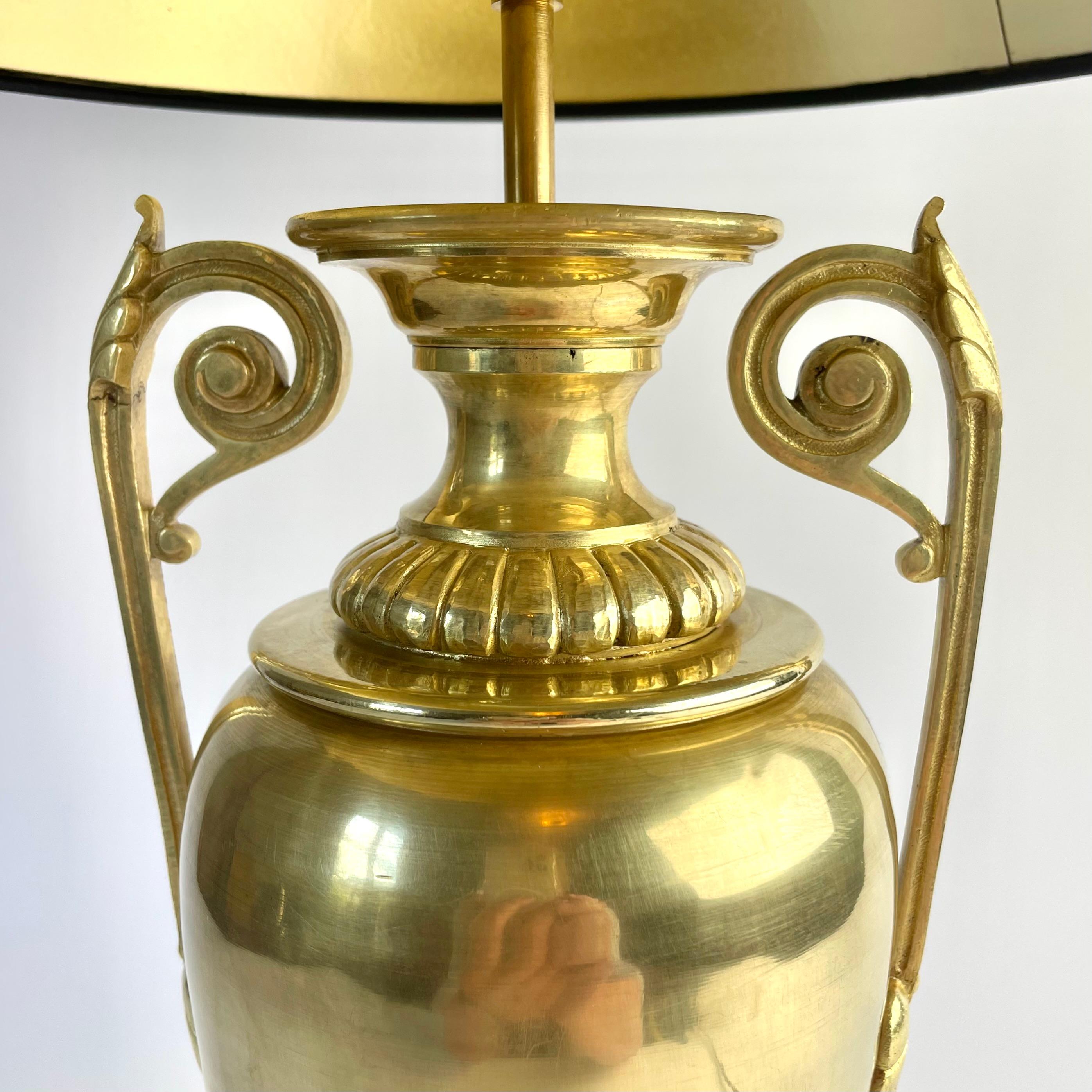 Elegant brass table lamp in the form of an amphora urn, late 19th century For Sale 2