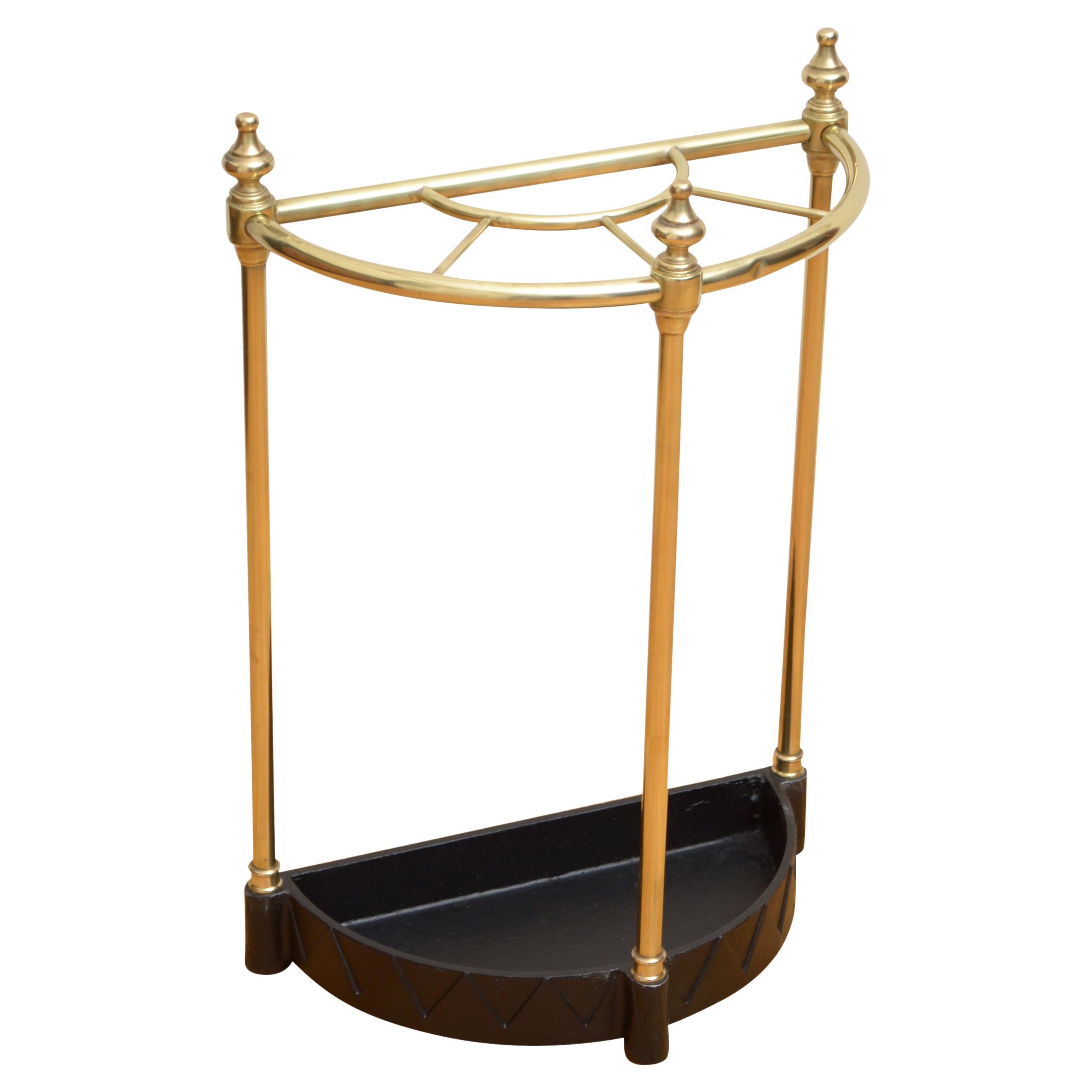Eleganza del portaombrelli in ottone con vassoio per denti di cane