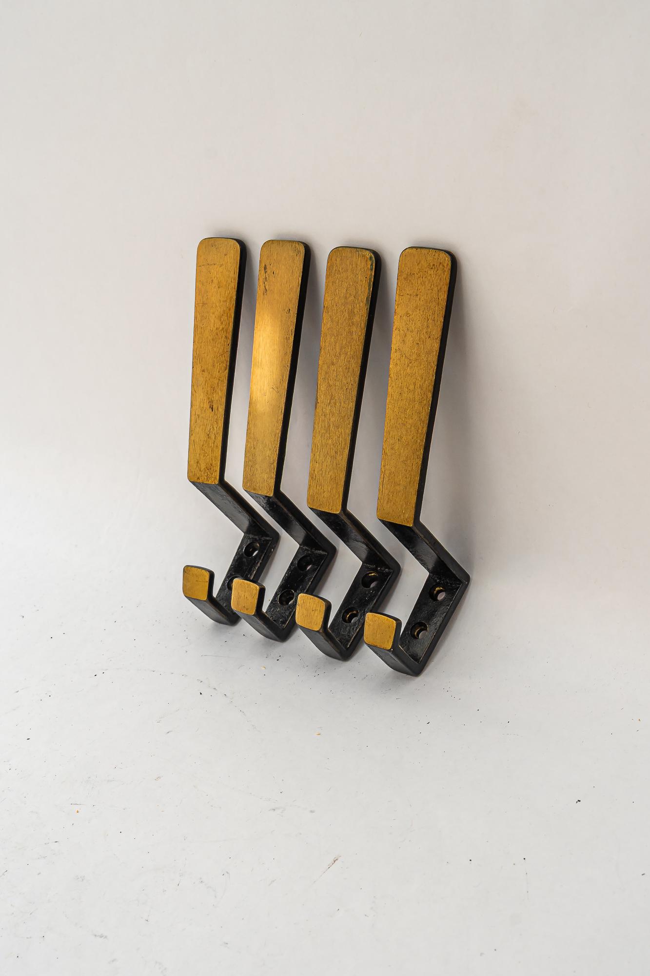 Elegantes ganchos de pared de latón hacia los años 50 Austríaco en venta
