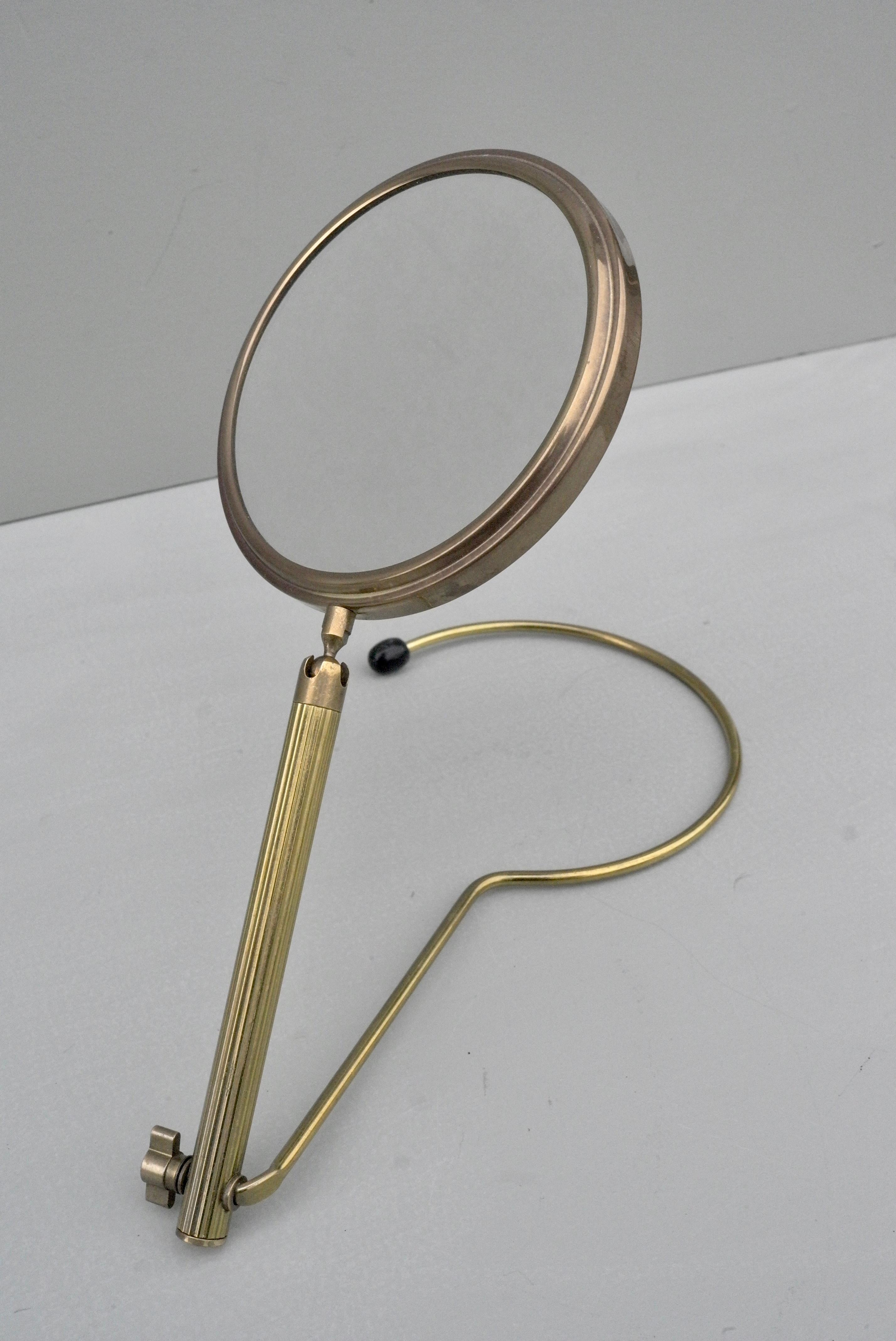 Eleganter Wand- oder Tischspiegel aus Messing für Make-up:: Frankreich:: 1950er Jahre (Moderne der Mitte des Jahrhunderts) im Angebot