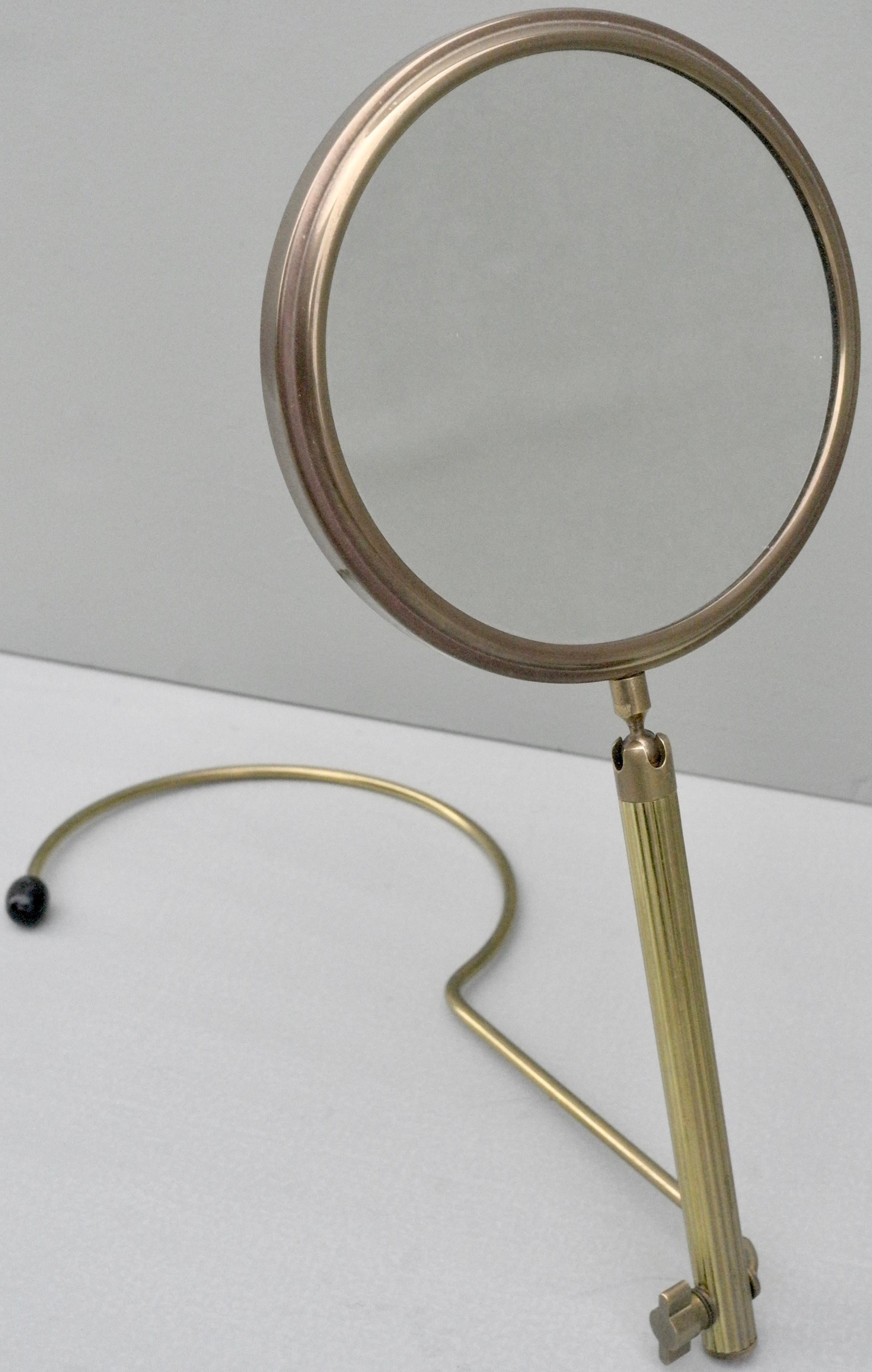 Eleganter Wand- oder Tischspiegel aus Messing für Make-up:: Frankreich:: 1950er Jahre (Französisch) im Angebot