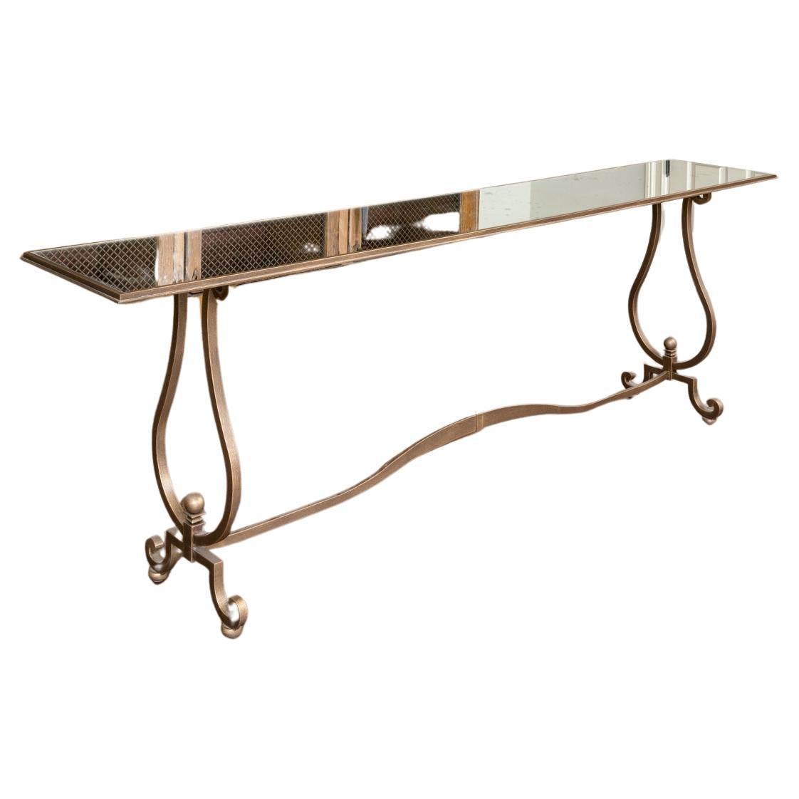 Élégante table console en fer finition bronze avec plateau en miroir tacheté en vente