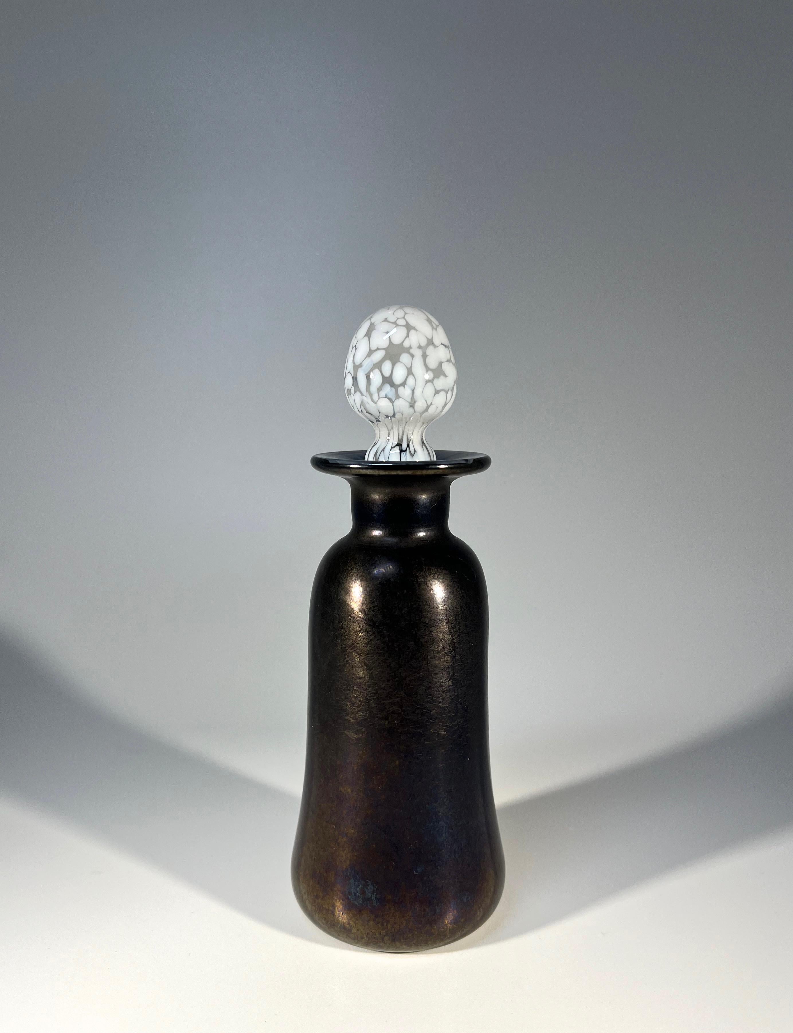 Anglais Élégant flacon de parfum en verre anglais irisé bronze par Andrew Sanders, années 1980 en vente