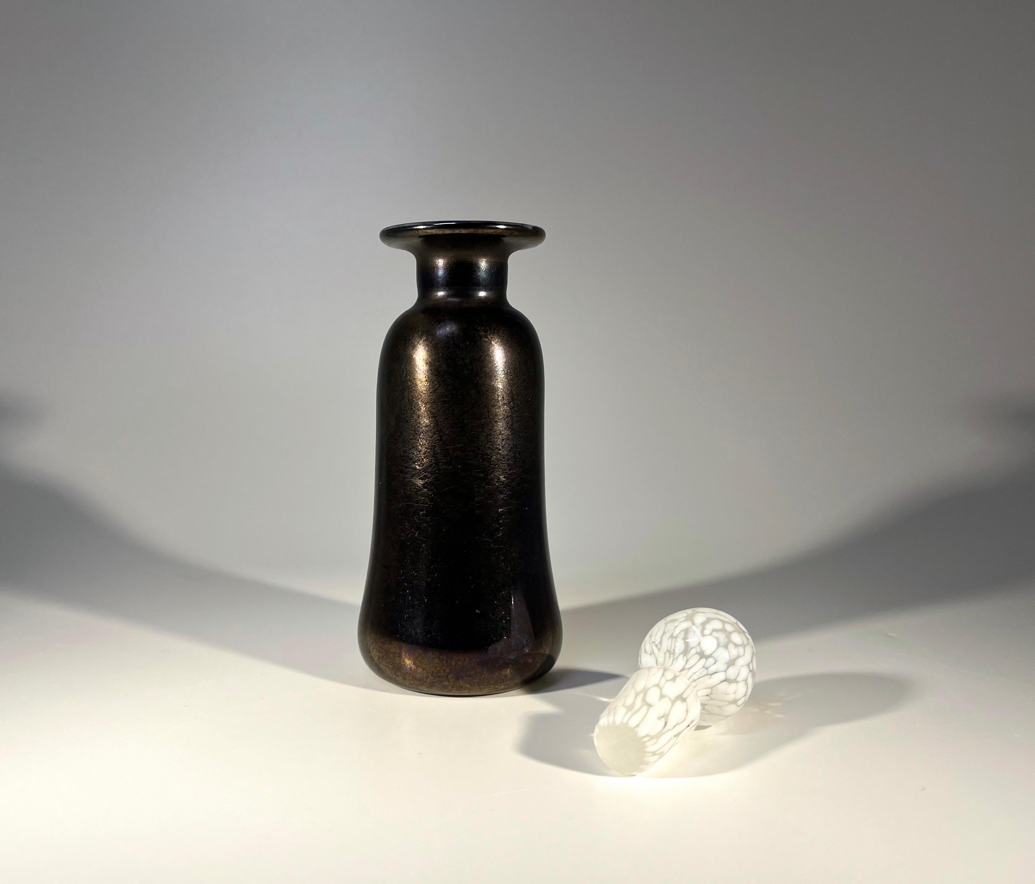 Parfümflasche aus schillerndem englischem Glas aus Bronze von Andrew Sanders, 1980er Jahre (Handgefertigt) im Angebot