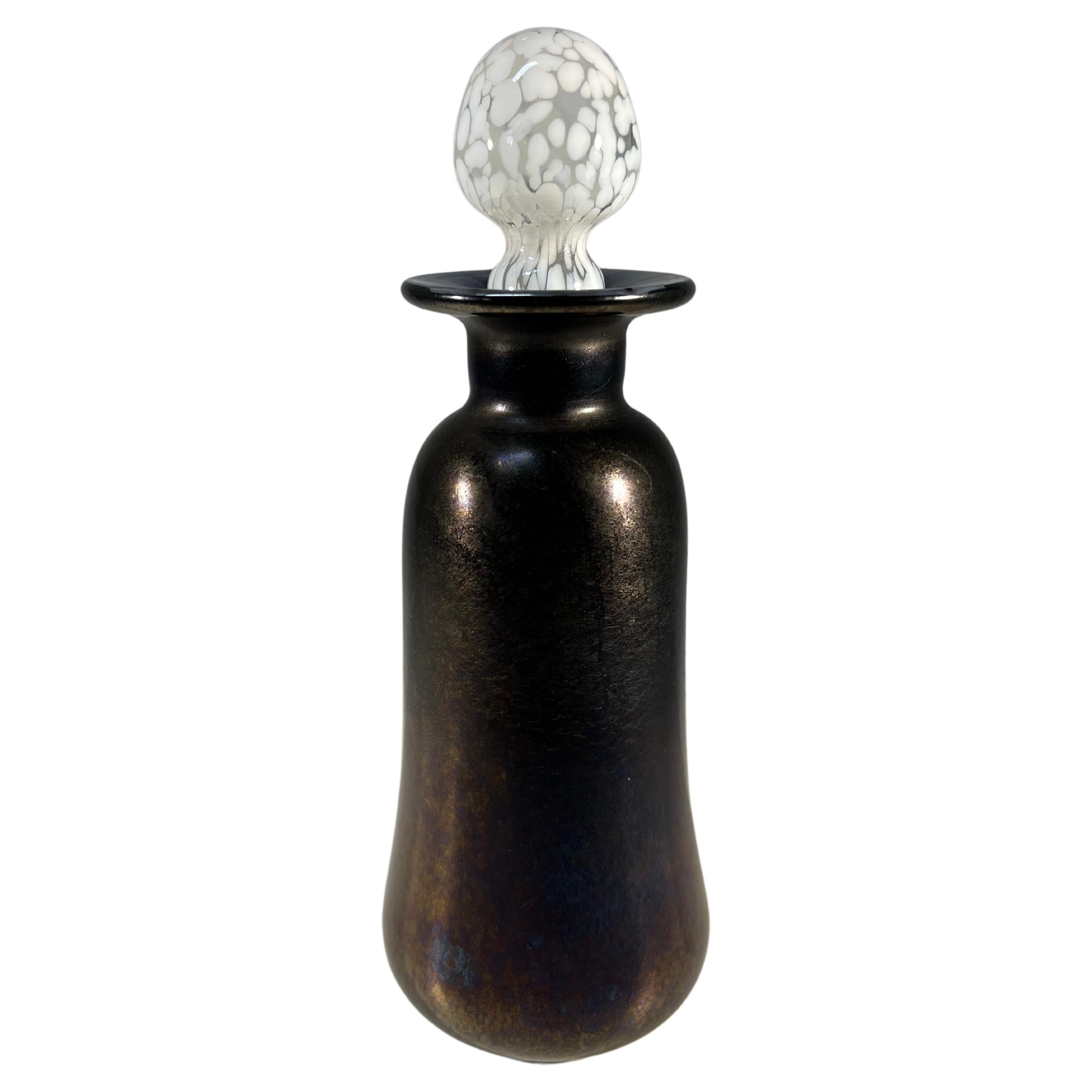 Eleganza della bottiglia di profumo in vetro inglese iridescente color bronzo di Andrew Sanders, anni '80 ca.