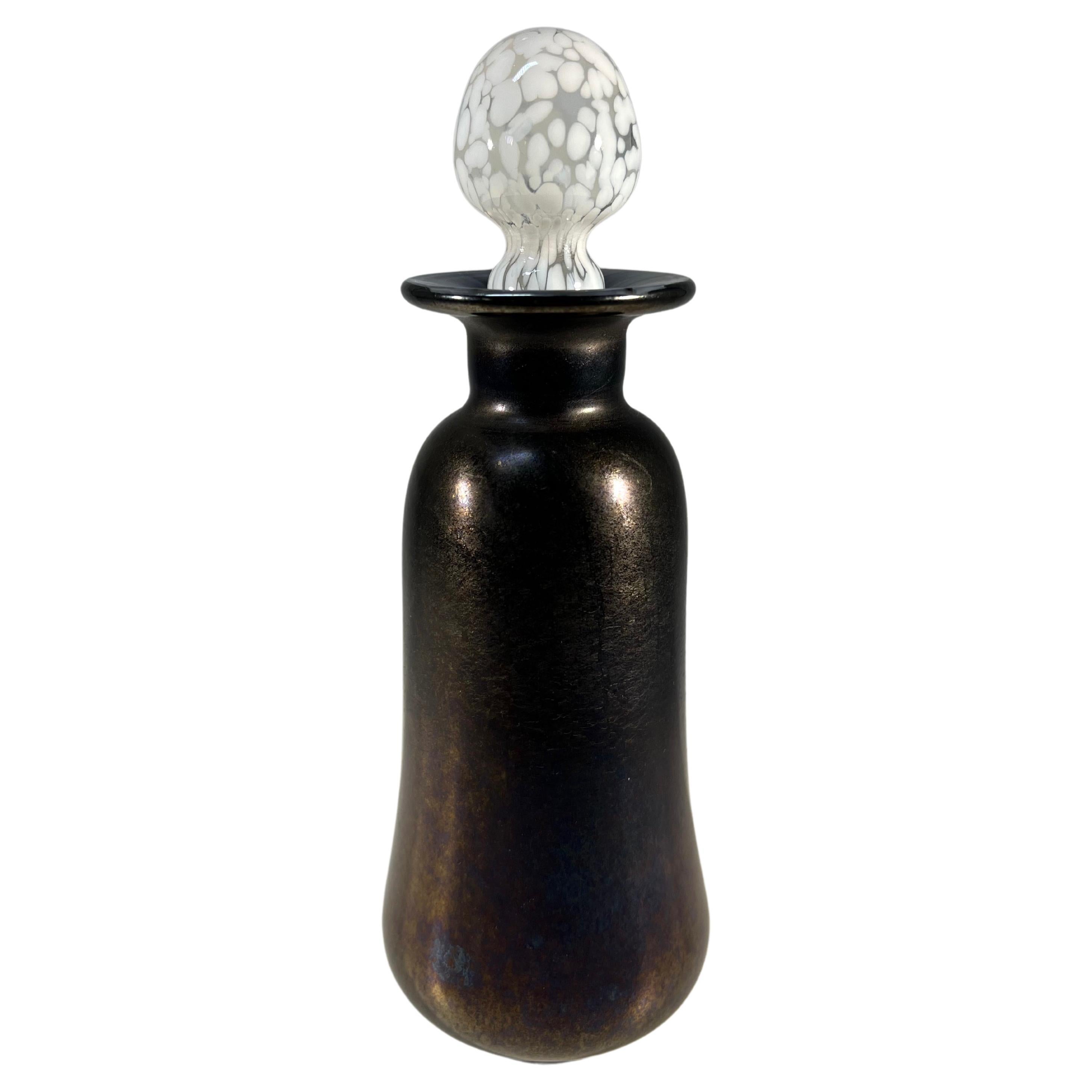 Élégant flacon de parfum en verre anglais irisé bronze par Andrew Sanders, années 1980