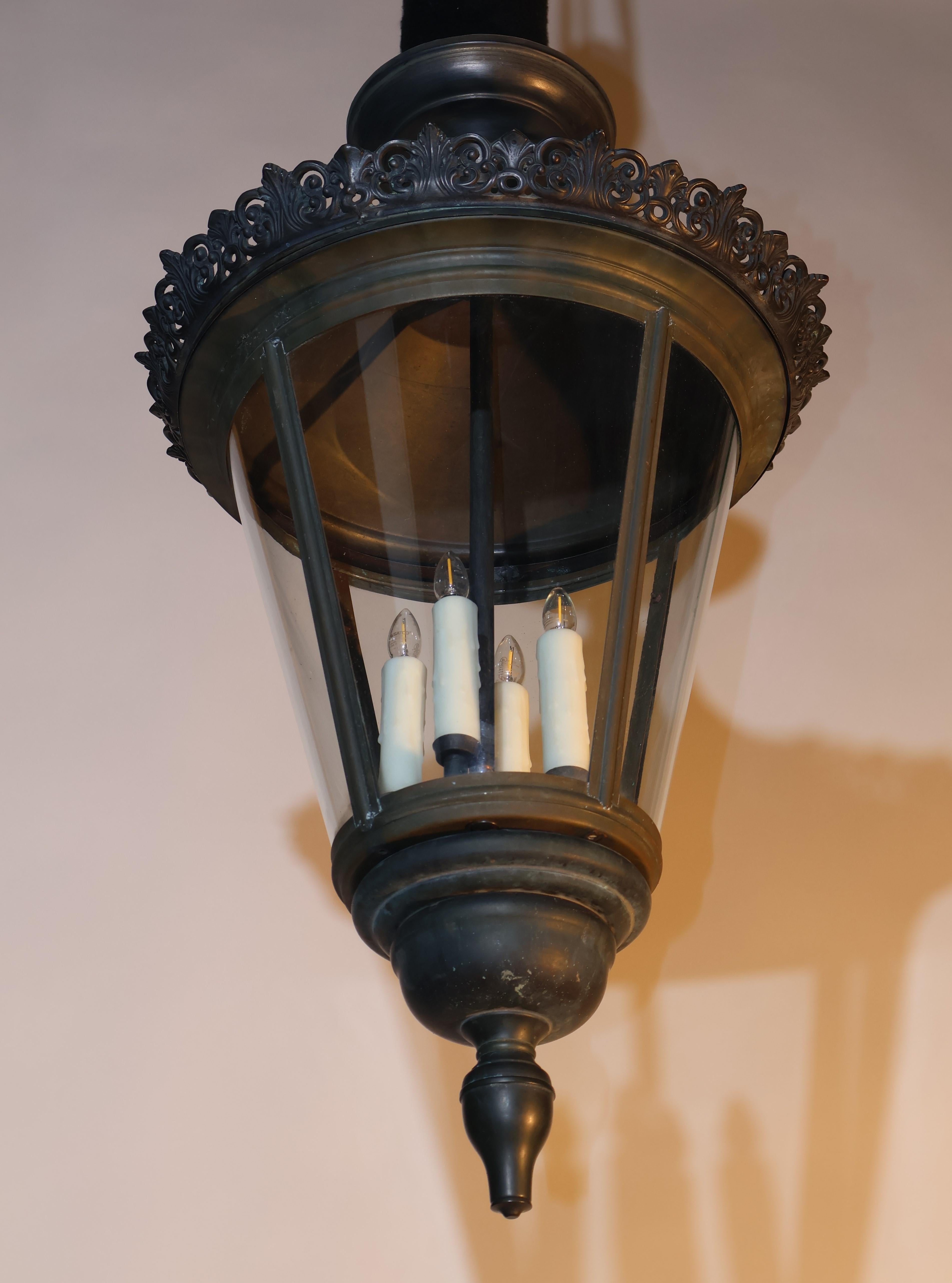 Elegante farol de bronce con paneles de cristal curvado. Neoclásico en venta