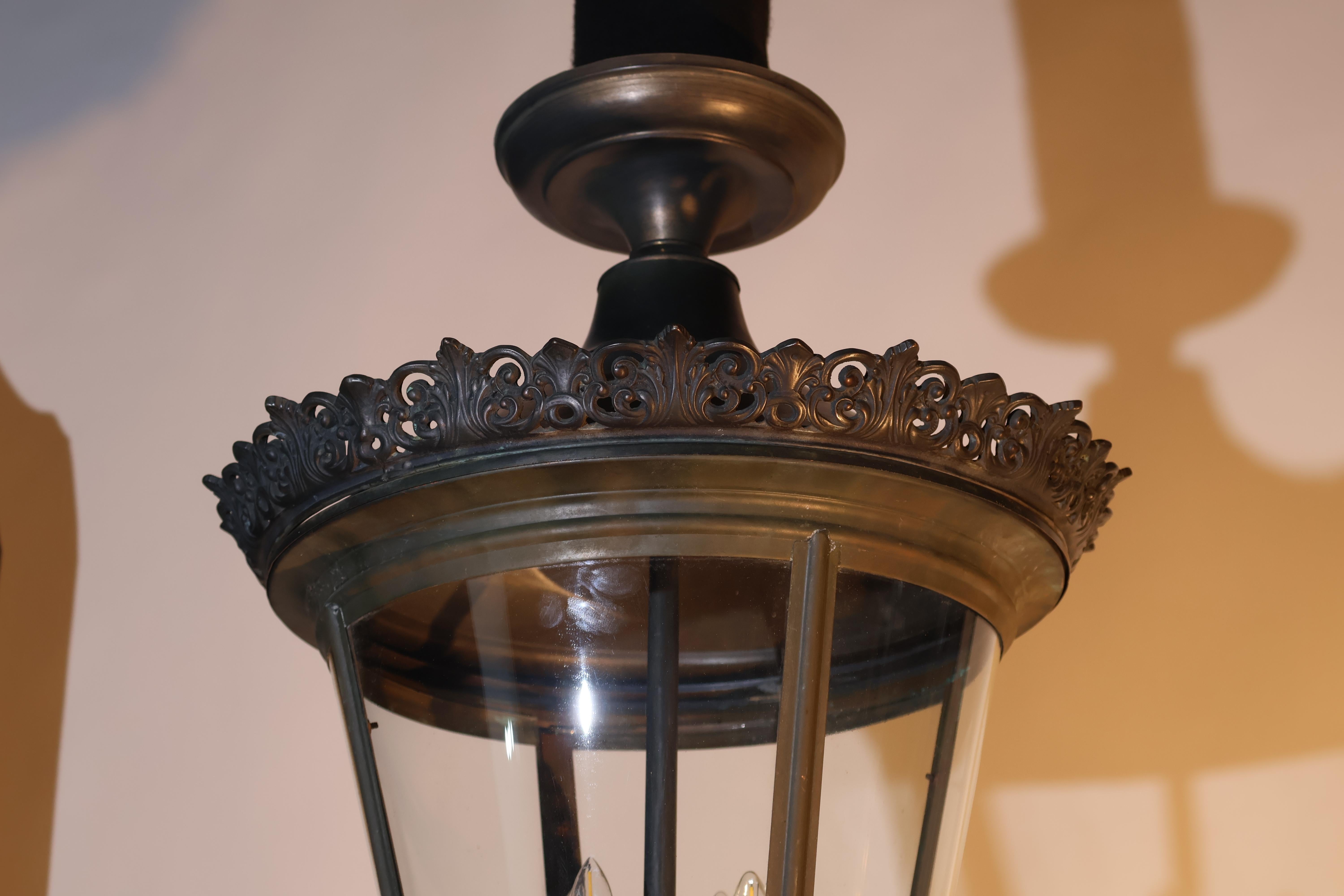 Elegante farol de bronce con paneles de cristal curvado. Francés en venta