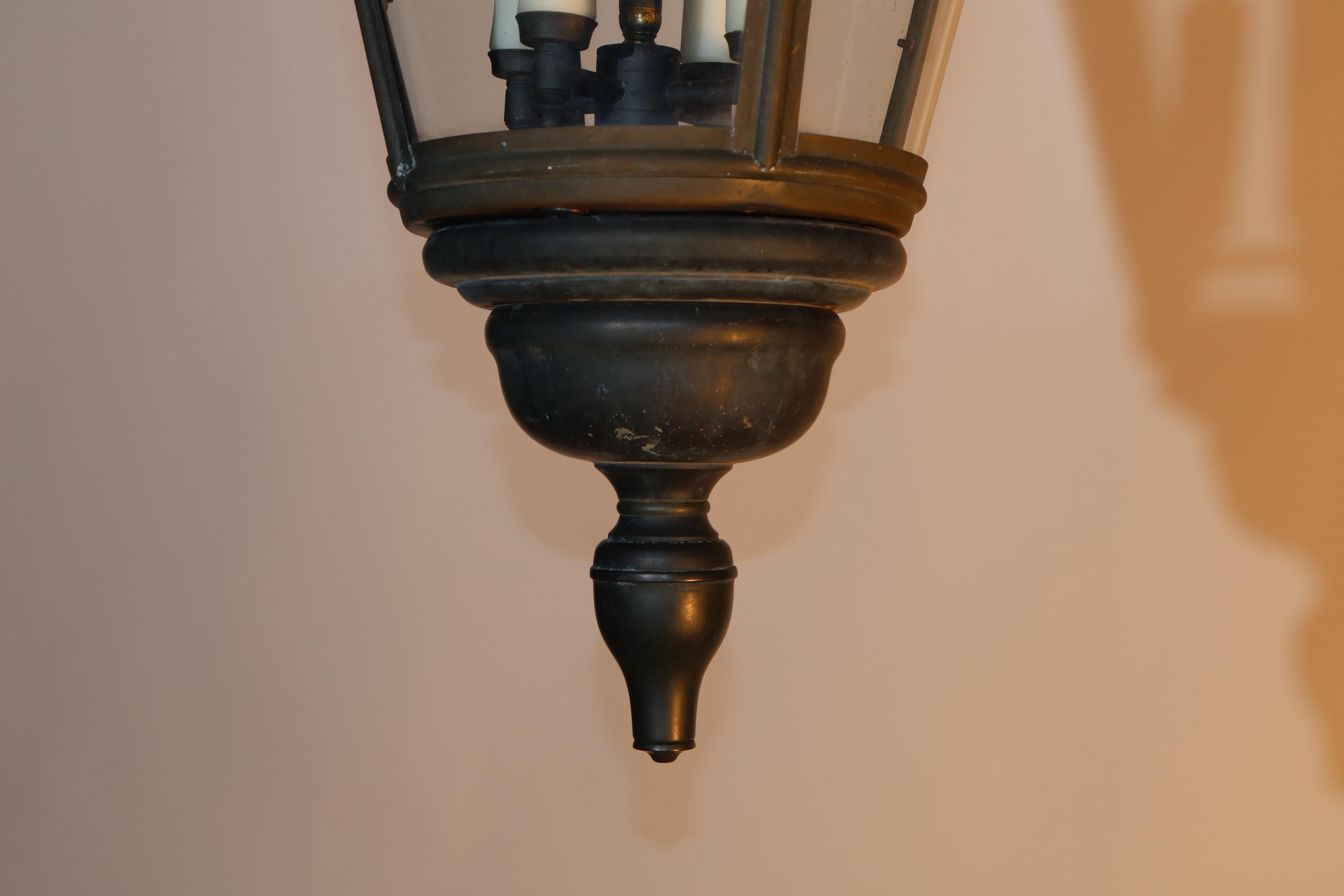 Elegante farol de bronce con paneles de cristal curvado. en Bueno estado para la venta en Atlanta, GA