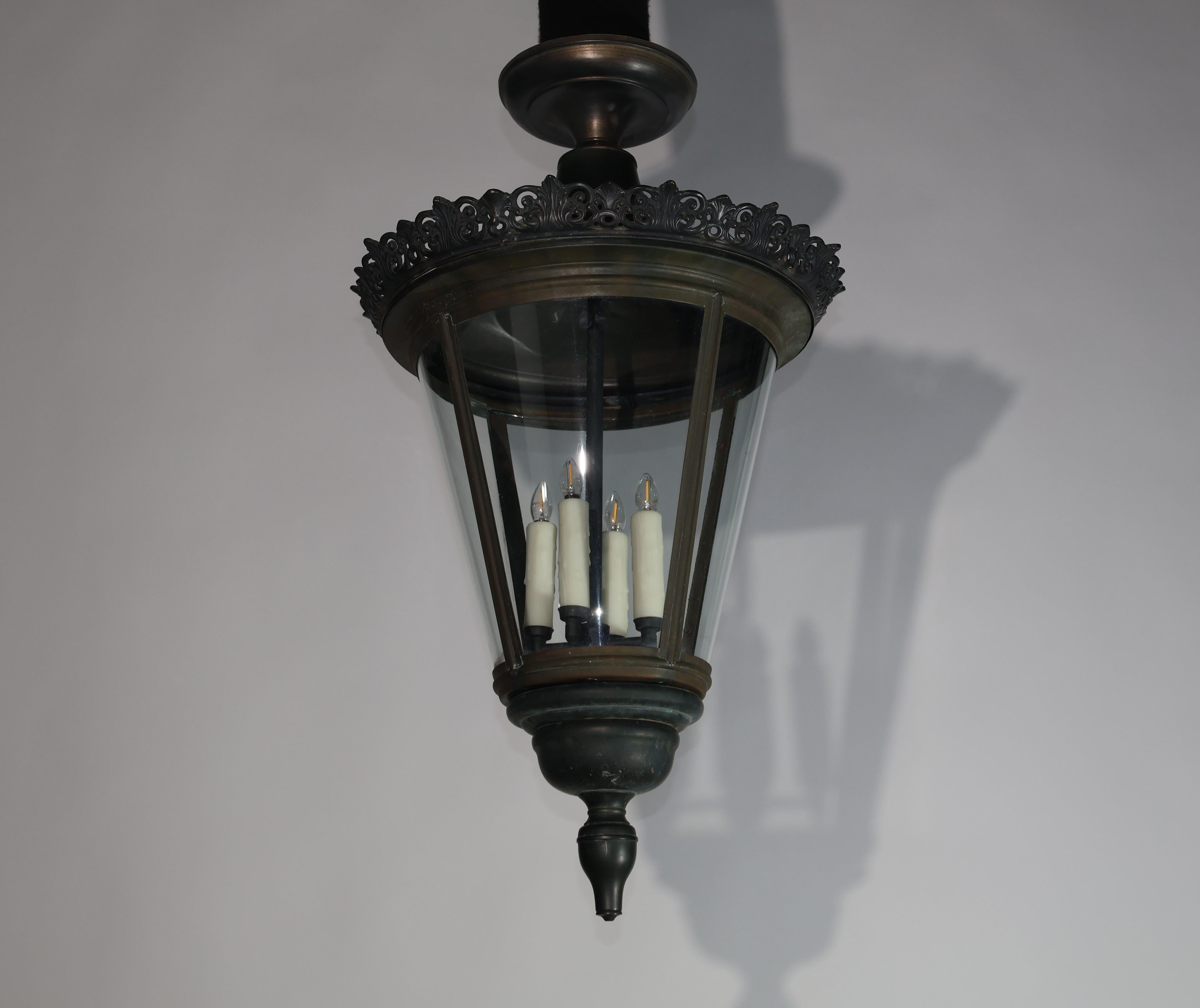 Elegante farol de bronce con paneles de cristal curvado. Bronce en venta