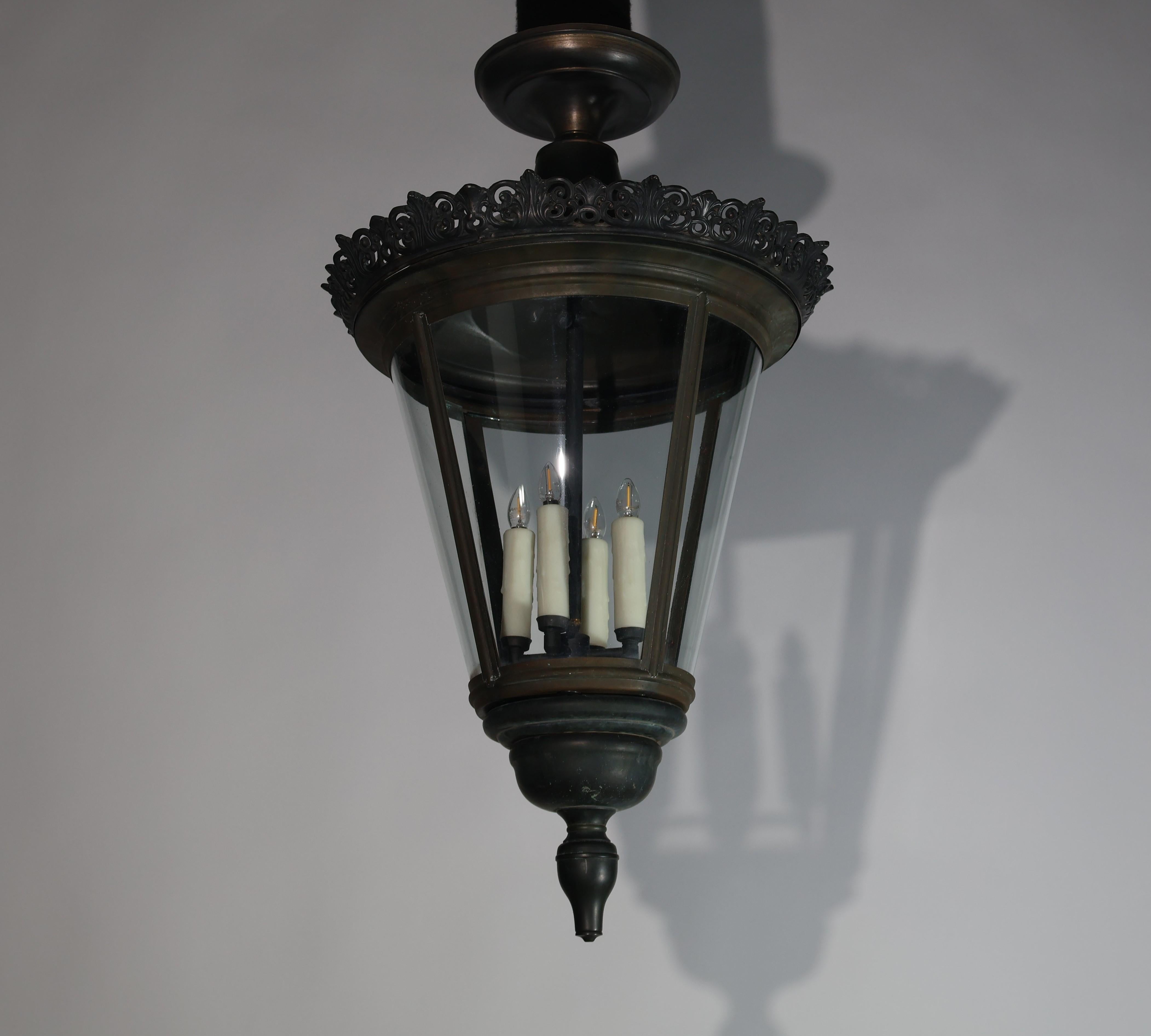 Elegante farol de bronce con paneles de cristal curvado. en venta 1