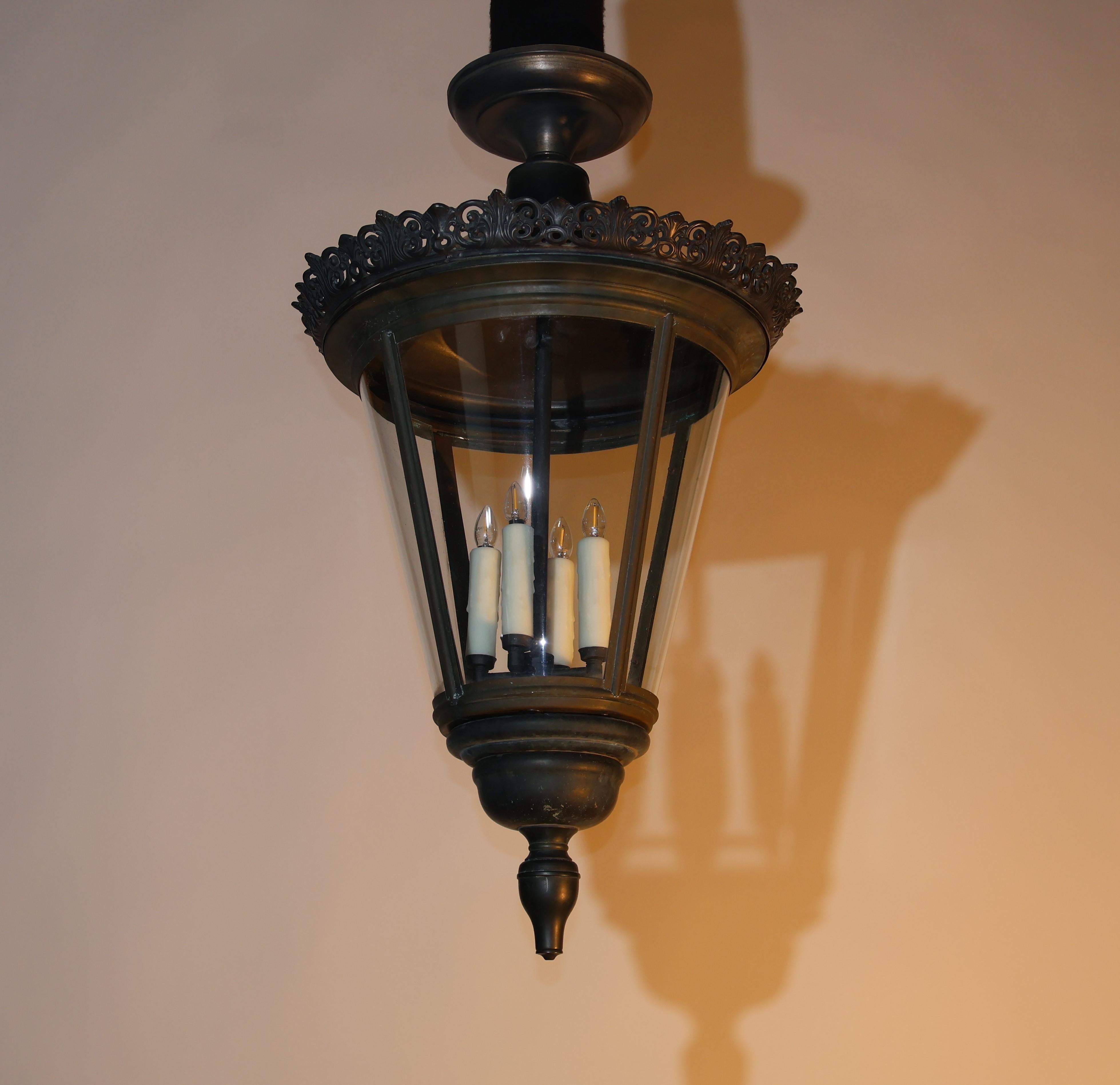 Elegante farol de bronce con paneles de cristal curvado. en venta 2