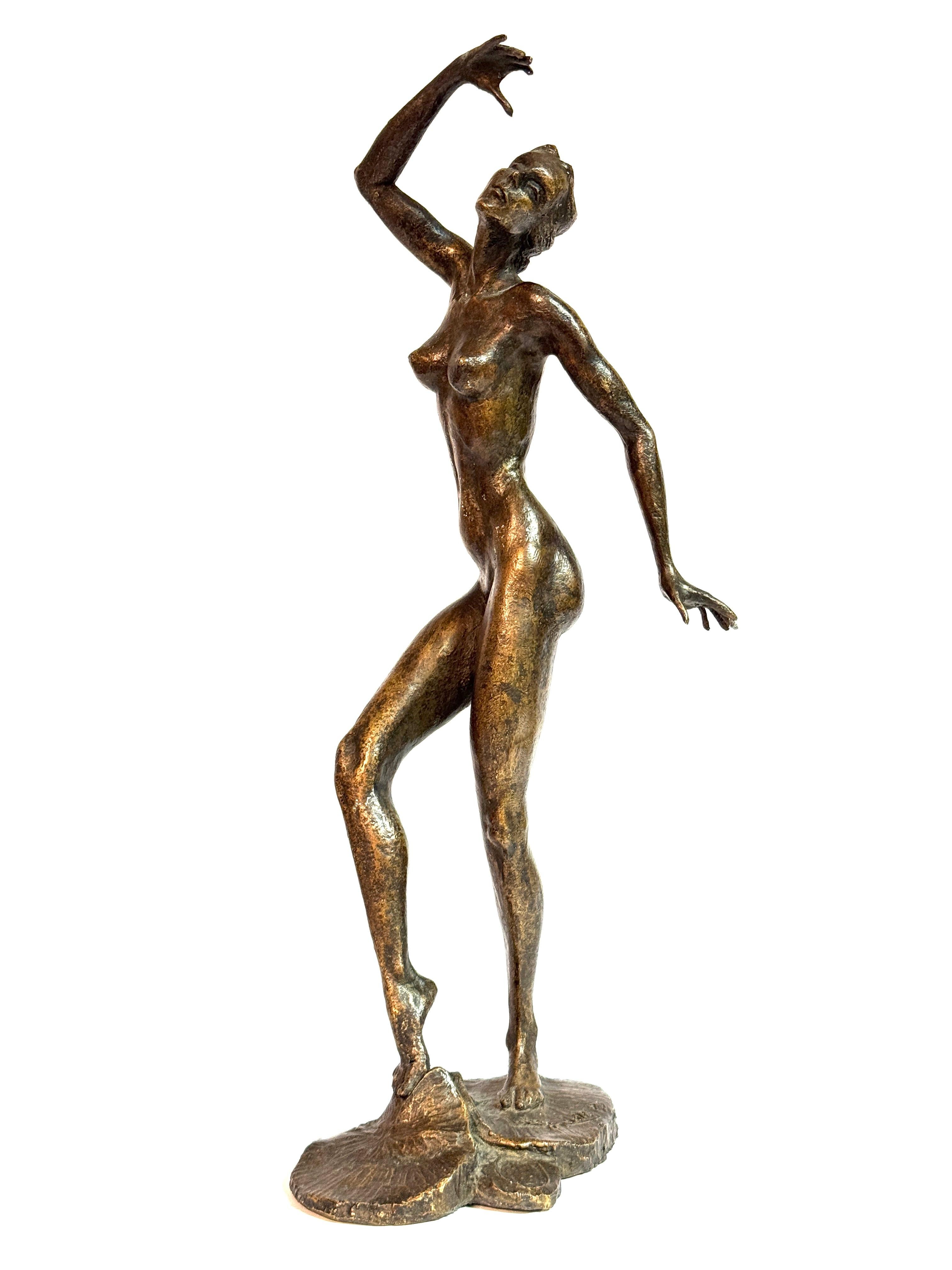Questa scultura in bronzo finemente lavorata, firmata da Luis Adolfo, cattura la grazia e il movimento di una donna che danza in una posa espressiva. Con un braccio elegantemente sollevato e il corpo in equilibrio in una posizione dinamica, la