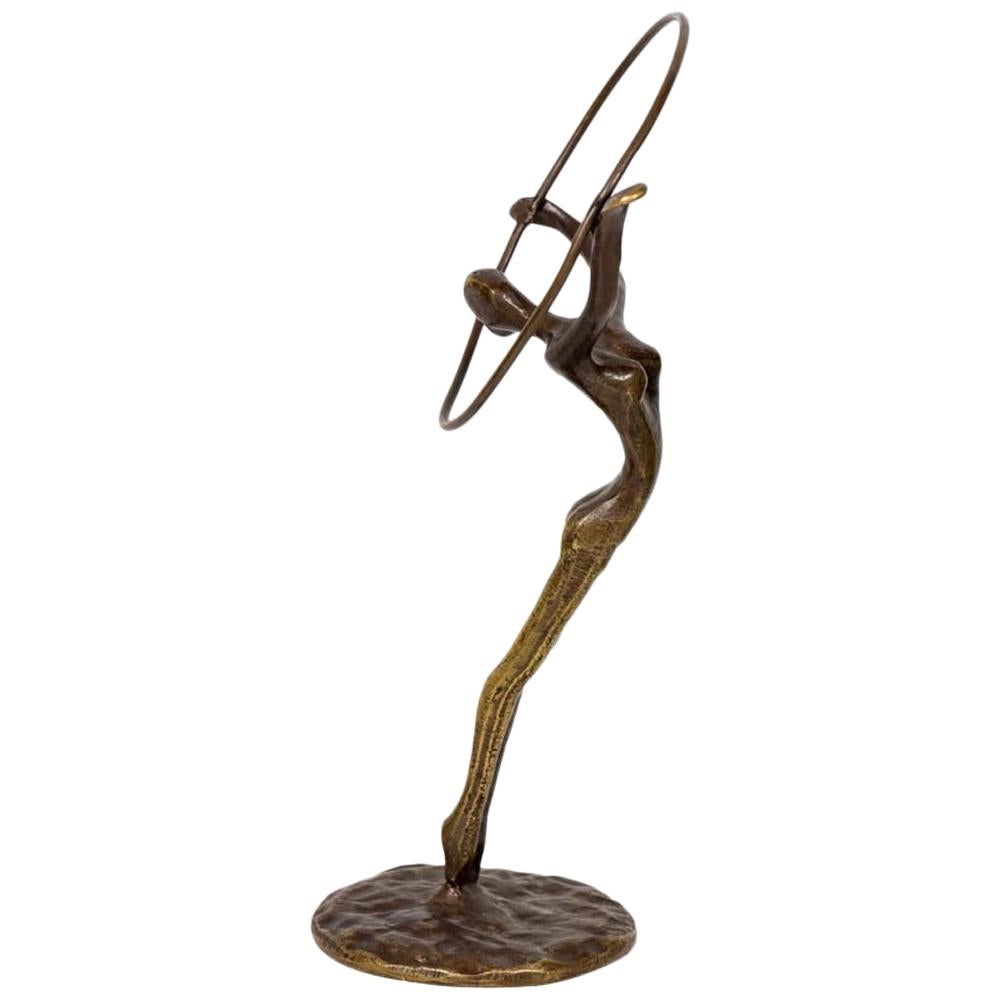 Sculpture élégante en bronze représentant une danseuse avec un cerceau, patine d'origine, russe, 1978