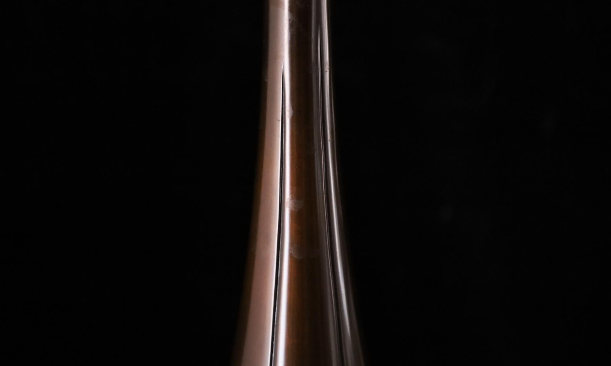 Eleganza del vaso monofiore in bronzo di Asano Norio - Membro di Nihon Kogeikai in vendita 3