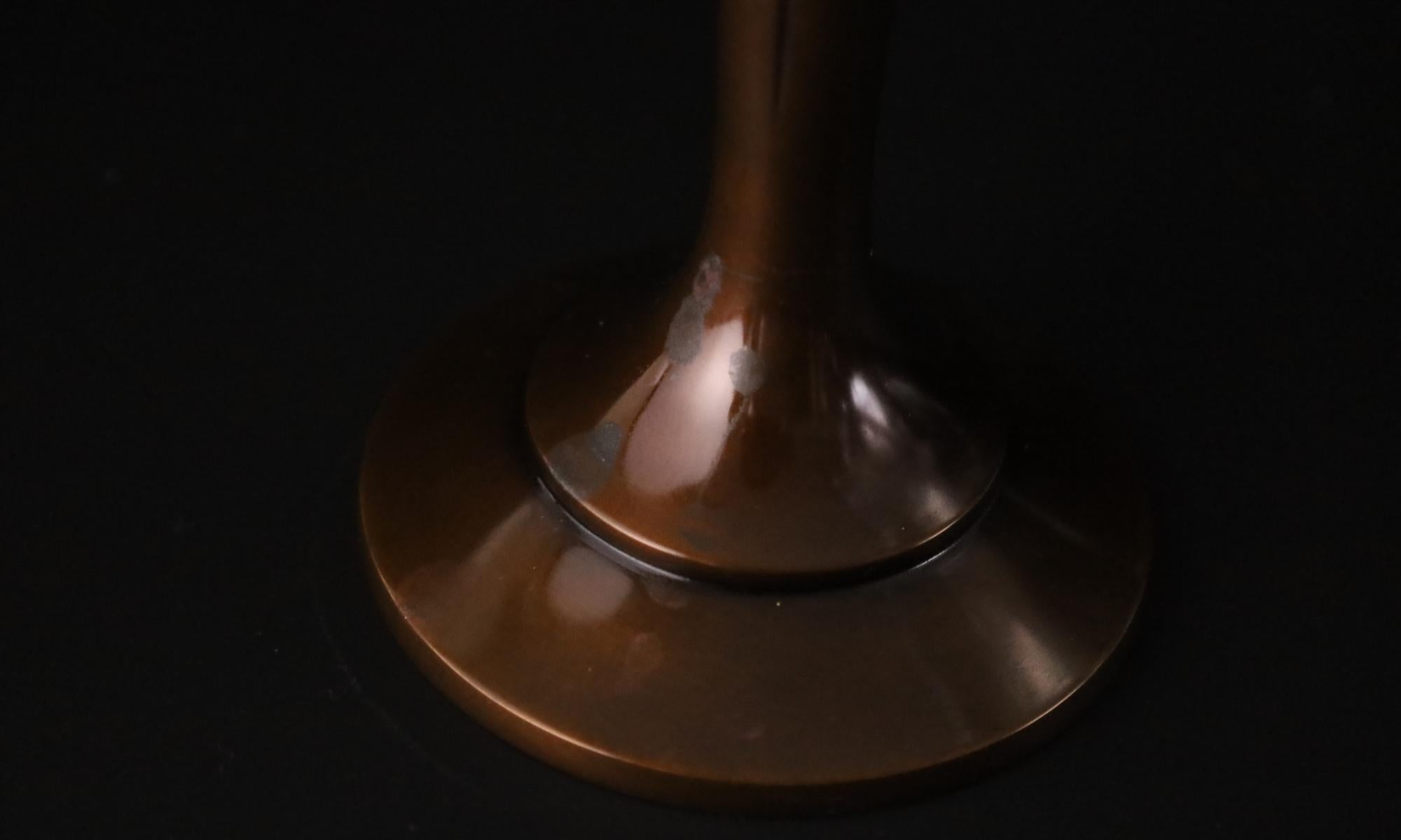 Eleganza del vaso monofiore in bronzo di Asano Norio - Membro di Nihon Kogeikai in vendita 4