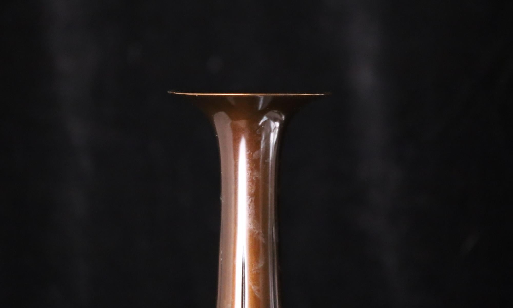 Eleganza del vaso monofiore in bronzo di Asano Norio - Membro di Nihon Kogeikai in vendita 6